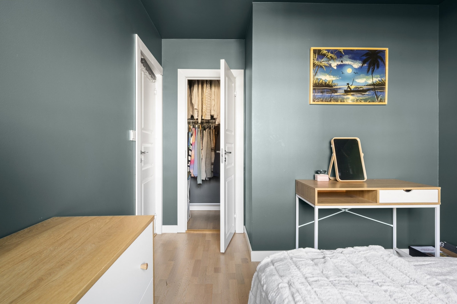 Praktisk garderoberom inne på soverommet. Galleribilde