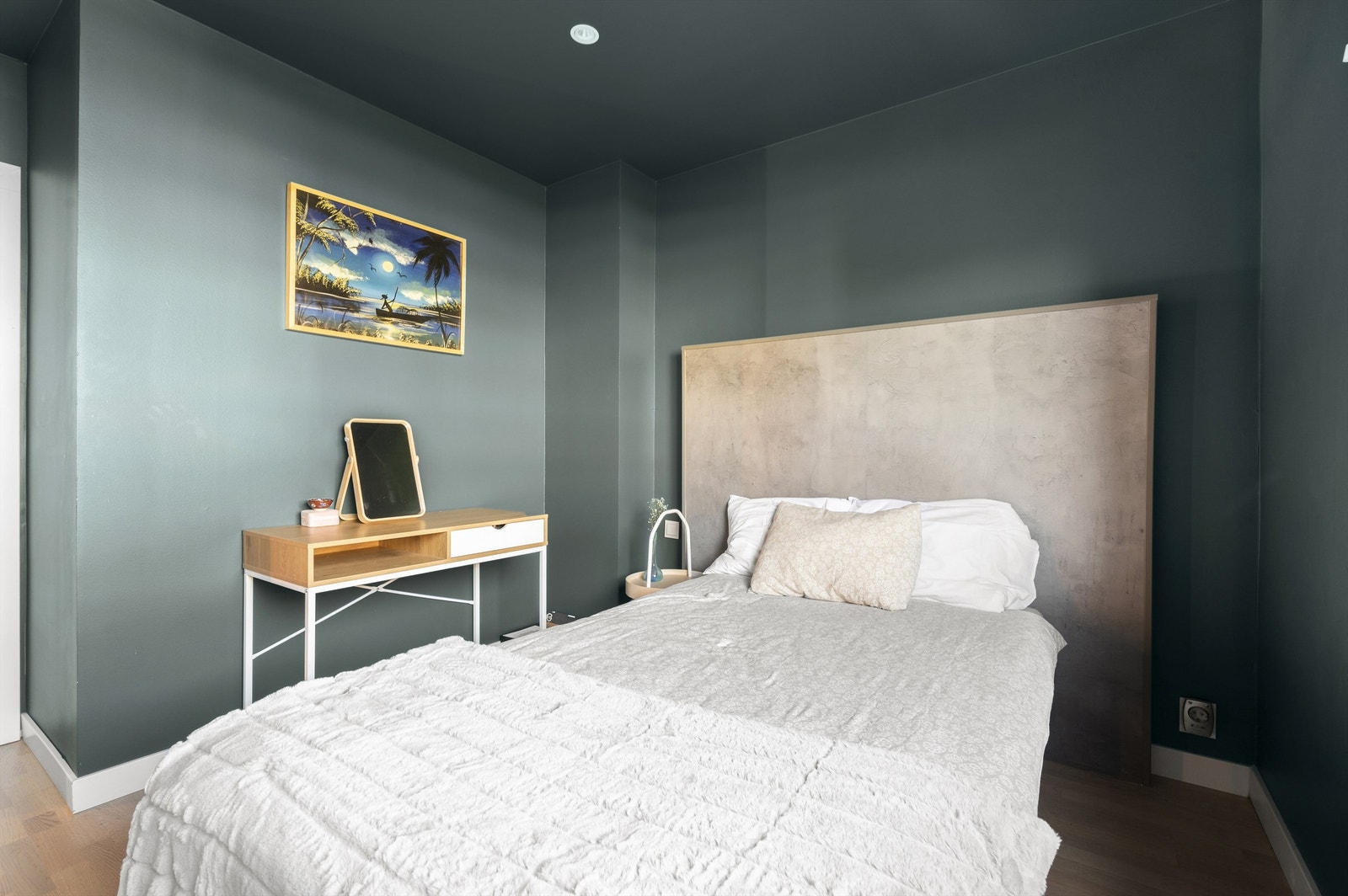 Det er god plass til ønsket oppbevaringsmøblement. Galleribilde