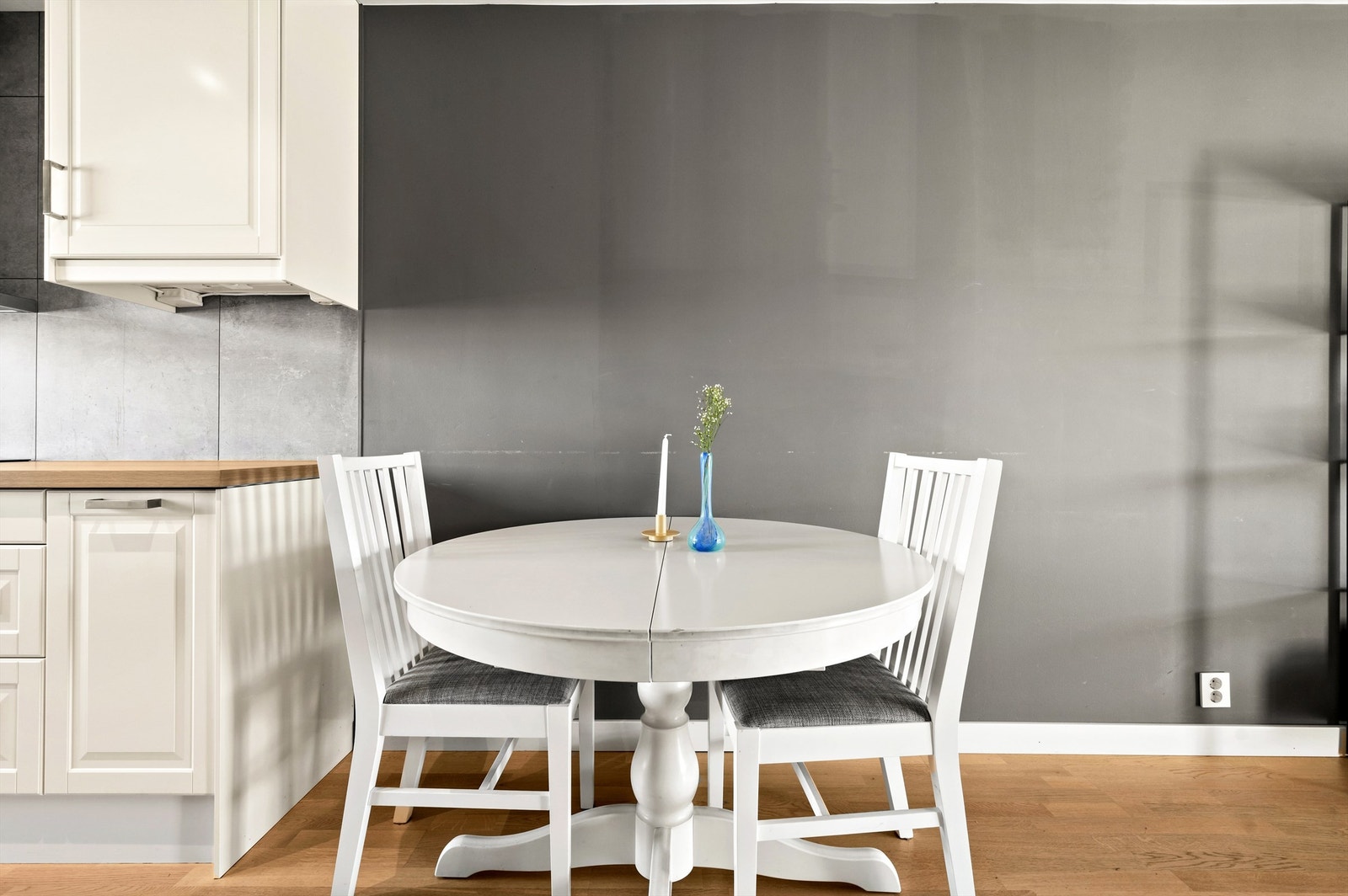 Det er også en naturlig og fin plass for et spisebord med muligheter for å invitere venner og familie på middager. Galleribilde