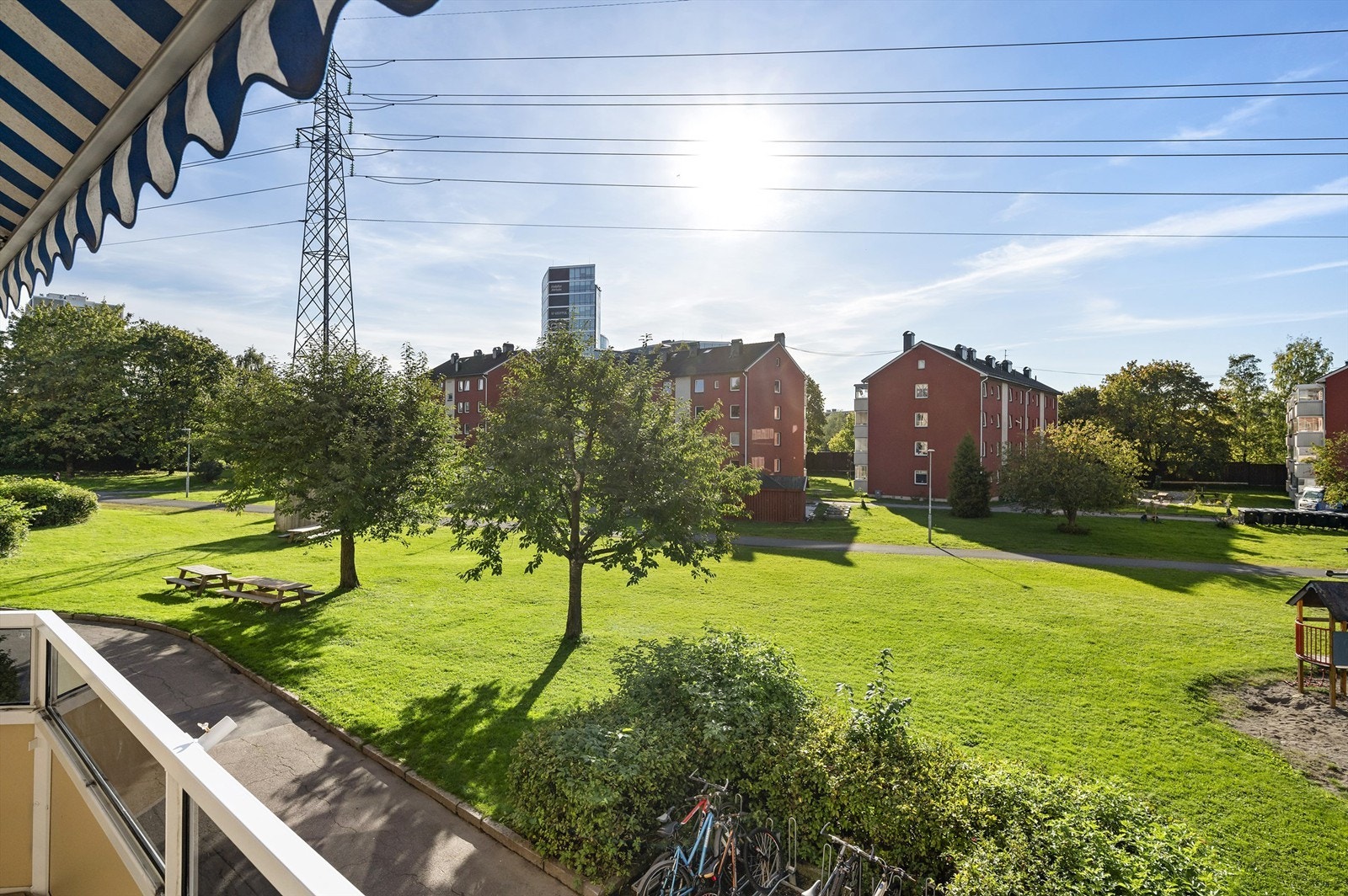 Fra balkongen har du utsikt over grønne og frodige fellesområder. Her kan du fra høyden følge med når de minste er ute og leker. Galleribilde