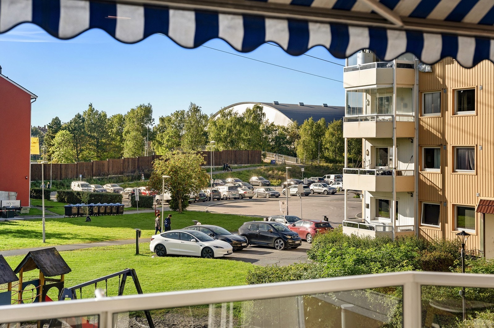 Balkongen føles som en herlig forlengelse av stuen på sommerstid. Galleribilde
