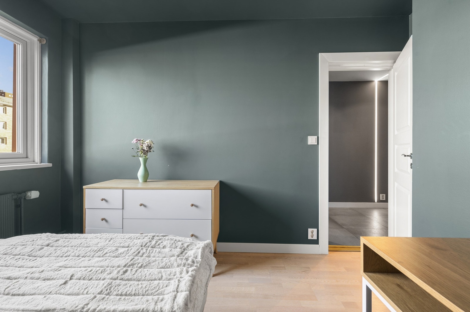 Soverommet er malt i en lun og behagelig farge - perfekt for soverommet! Galleribilde