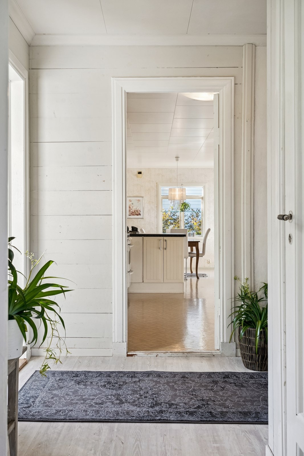 Det første som møter deg er boligens entré med plass til oppheng til yttertøy Galleribilde