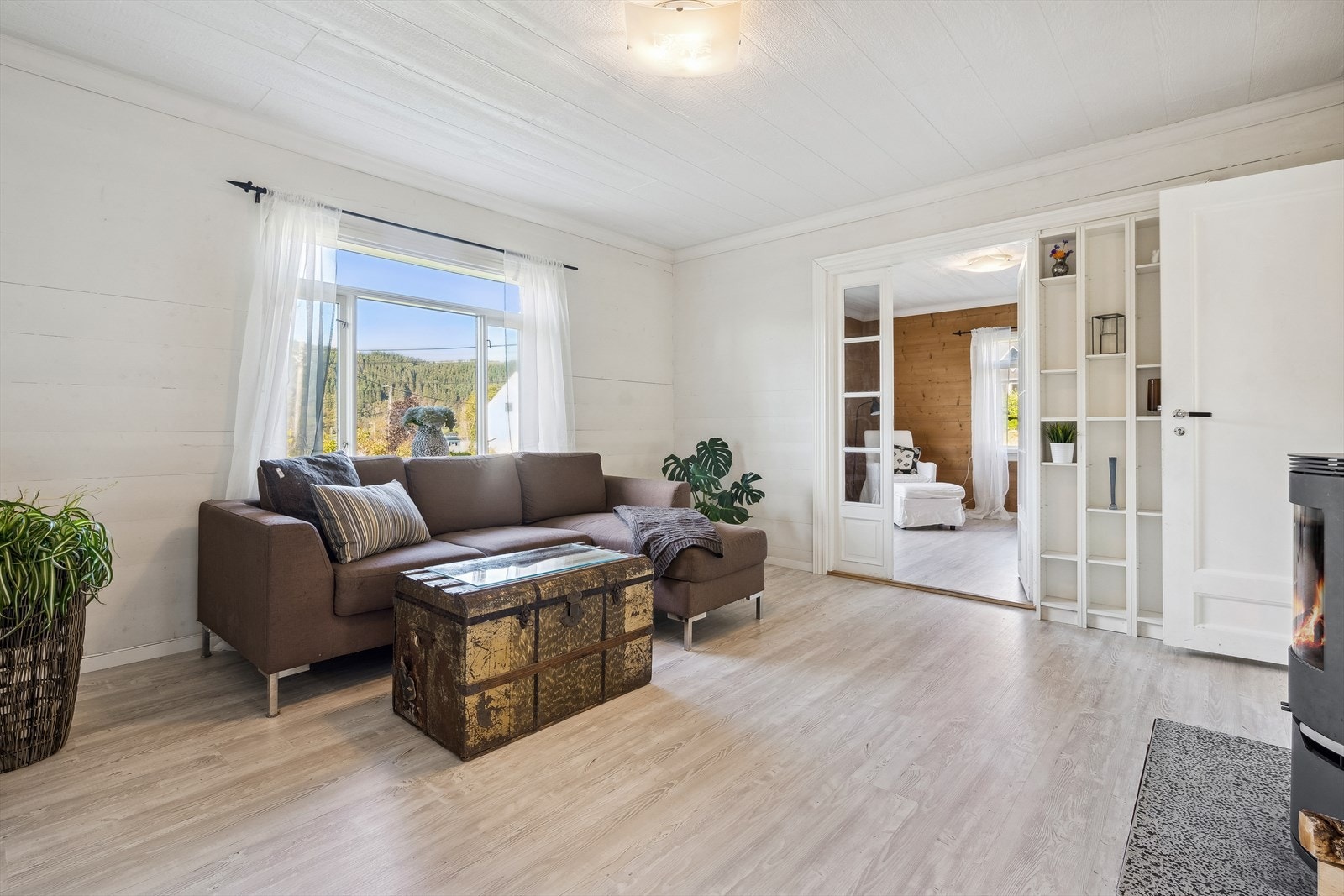 Stuen har også peis som varmer godt i kalde vintre Galleribilde