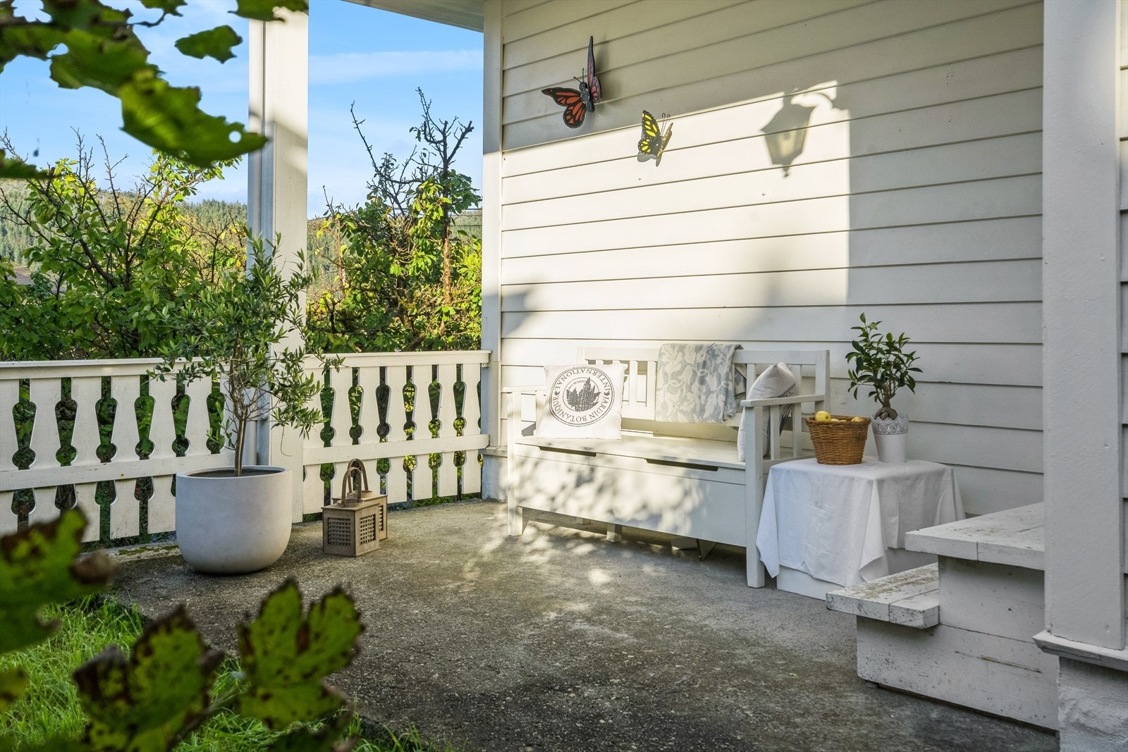Koselig terrasse med plass til en fin hagegruppe Galleribilde