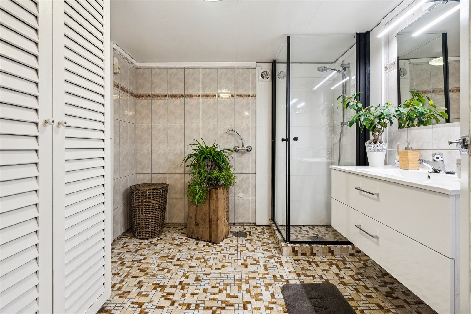 Badet har fliser på gulv, vegger med fliser og baderomsplater. Samt himling av malte plater Galleribilde