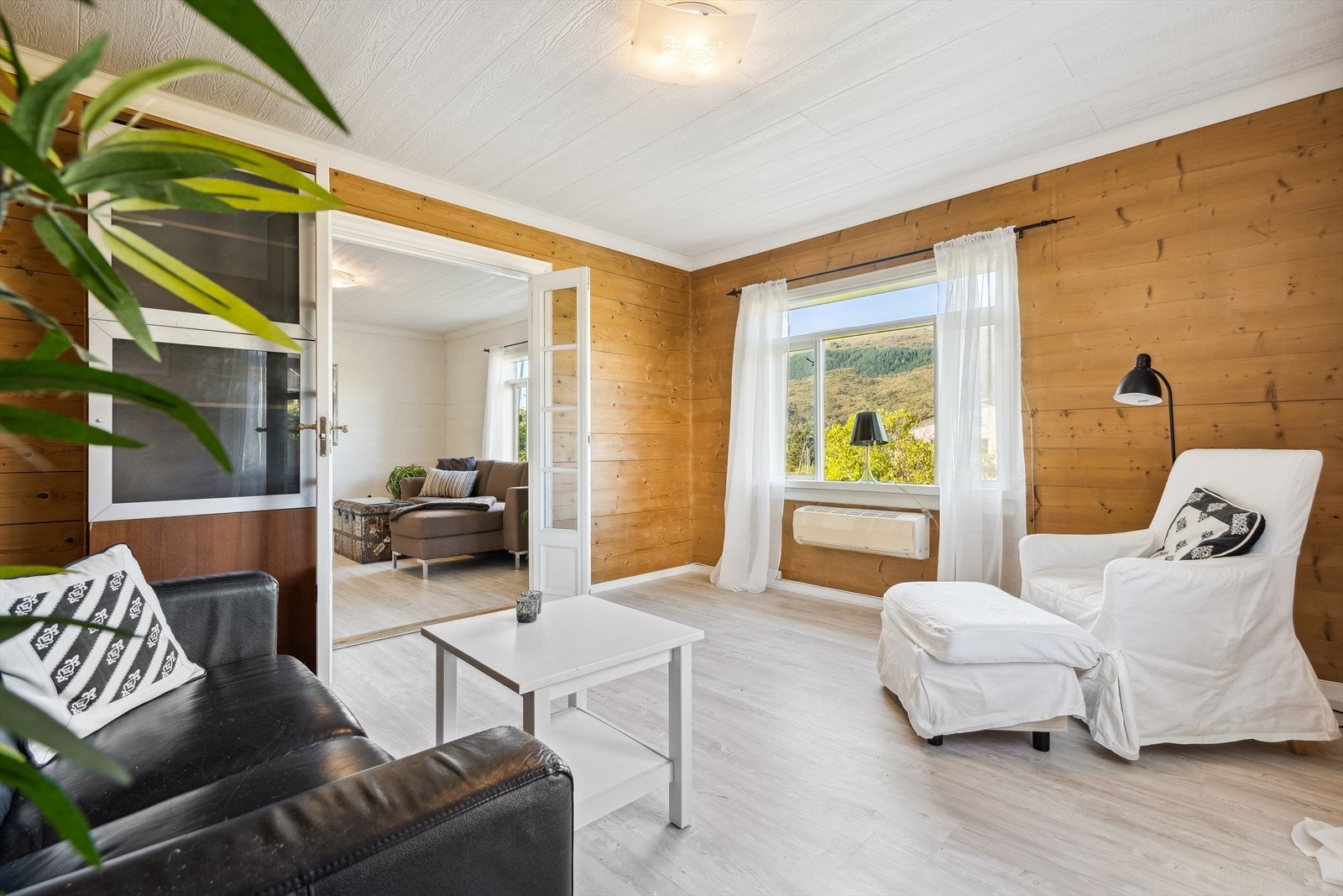 Rommet har pent naturlig lysinnslipp som skaper en luftig følelse. Det er lagt laminat gulv i 2018 Galleribilde