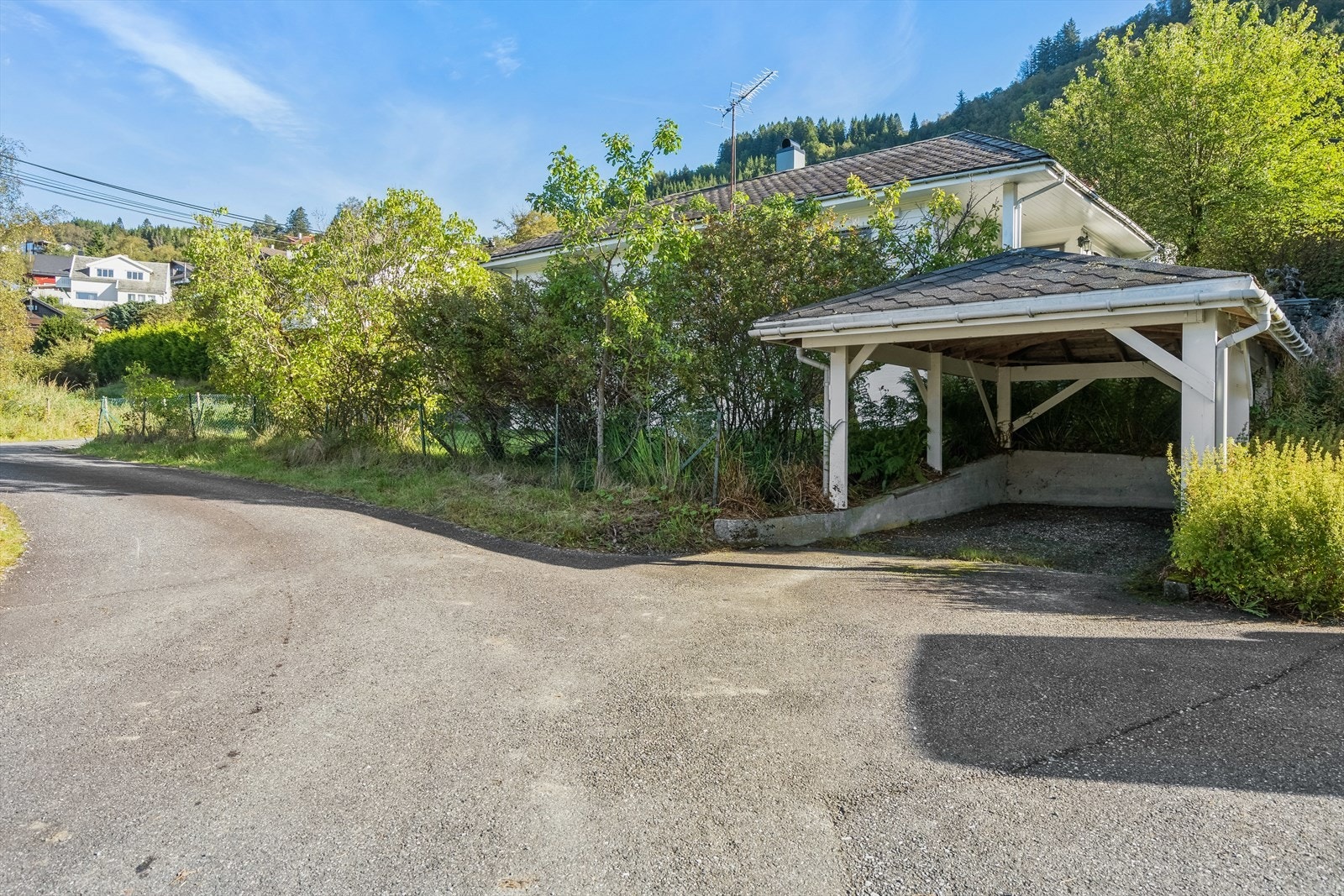 Boligen har en tilhørende carport Galleribilde