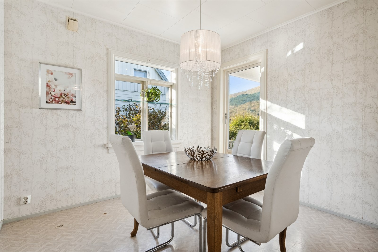 Rommet har rikelig med plass til en spisegruppe, perfekt for å samle familie og venner til hyggelige måltider. Fra kjøkkenet er det dør ut til terrasse Galleribilde