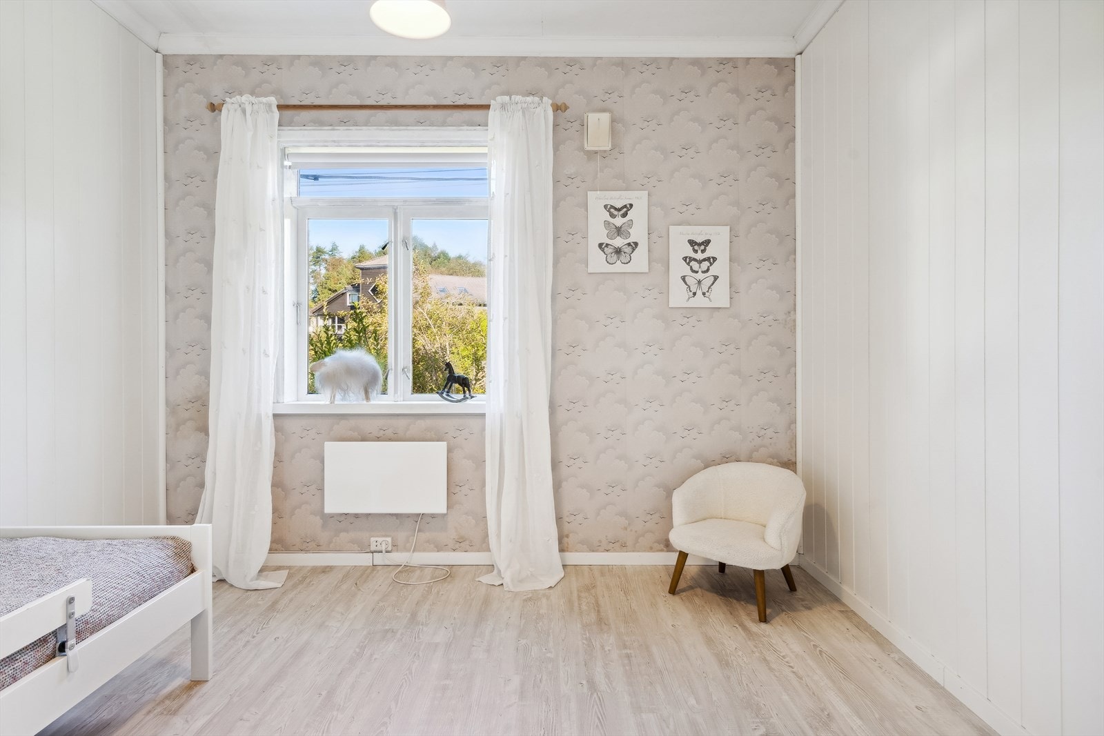 Soverom 1 på 8 m² med plass til seng, nattbord og garderobeskap Galleribilde