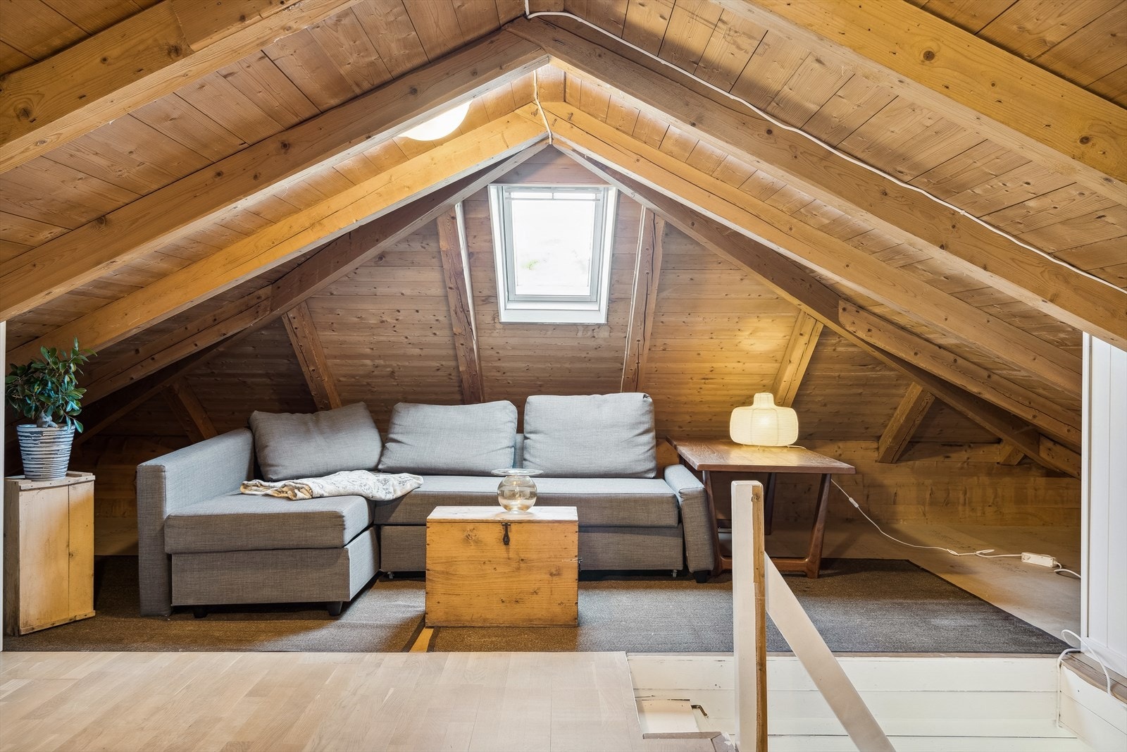 Boligenes loft har en koselig loftstue og gode oppbevaringsmuligheter. Loftet er ikke godkjent til varig opphold Galleribilde