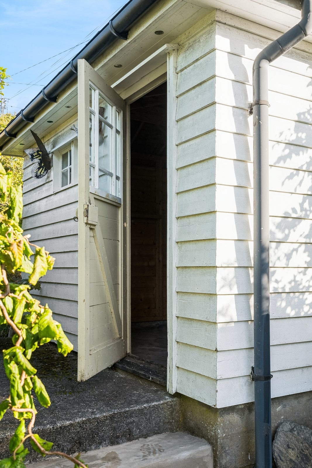 Ute bod på 7 m² som har blitt brukt som vedbod Galleribilde