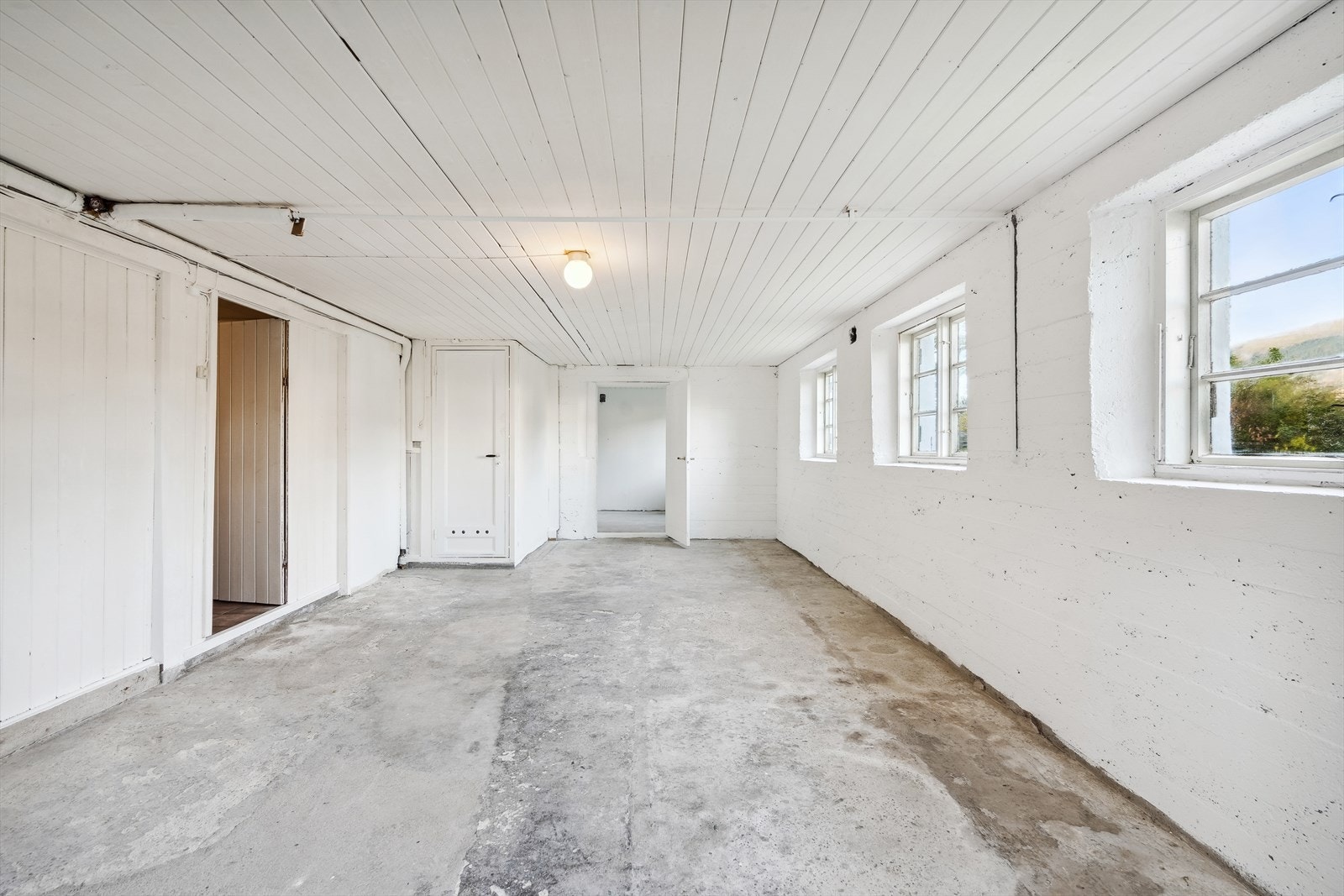 Boligen har en lys og romslig kjeller med egen inngang, mange vinduer og oppbevaringsmuligheter Galleribilde