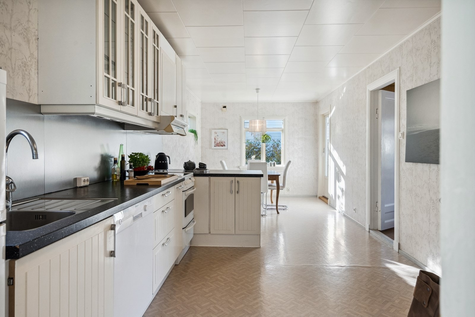 Fra entré kan du gå videre inn til kjøkkenet Galleribilde