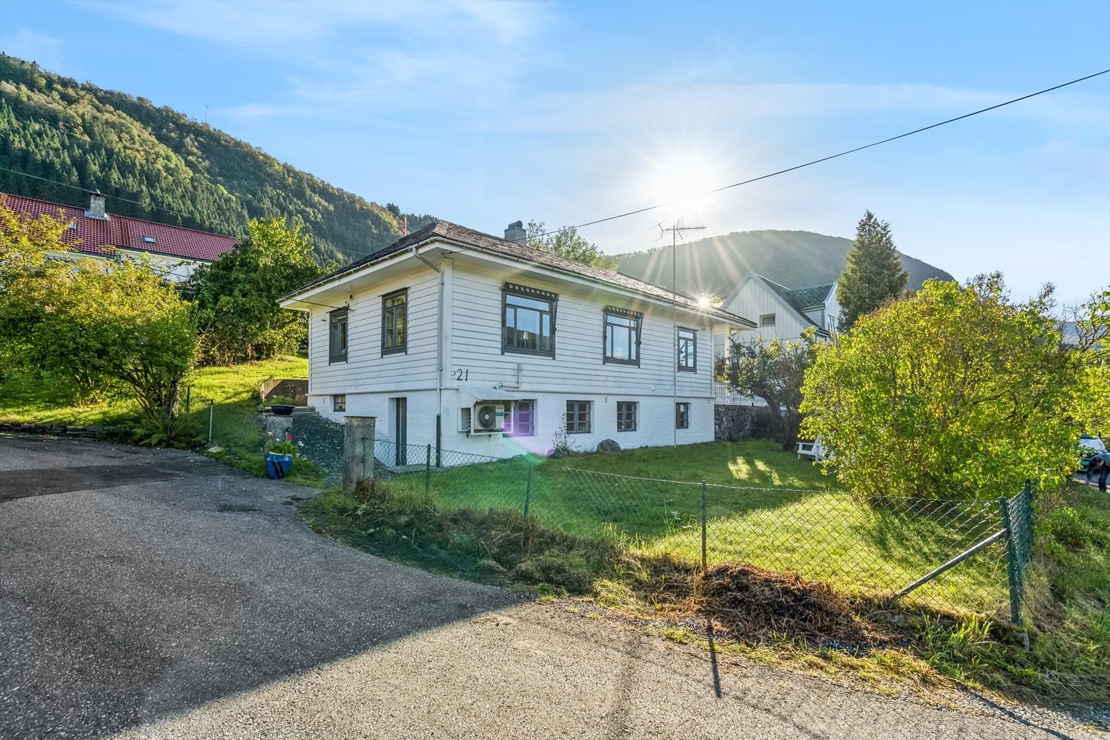 Indre Arna. Sjarmerende enebolig i en barnevennlig blindgate. Sentralt, carport og stor idyllisk hage Galleribilde