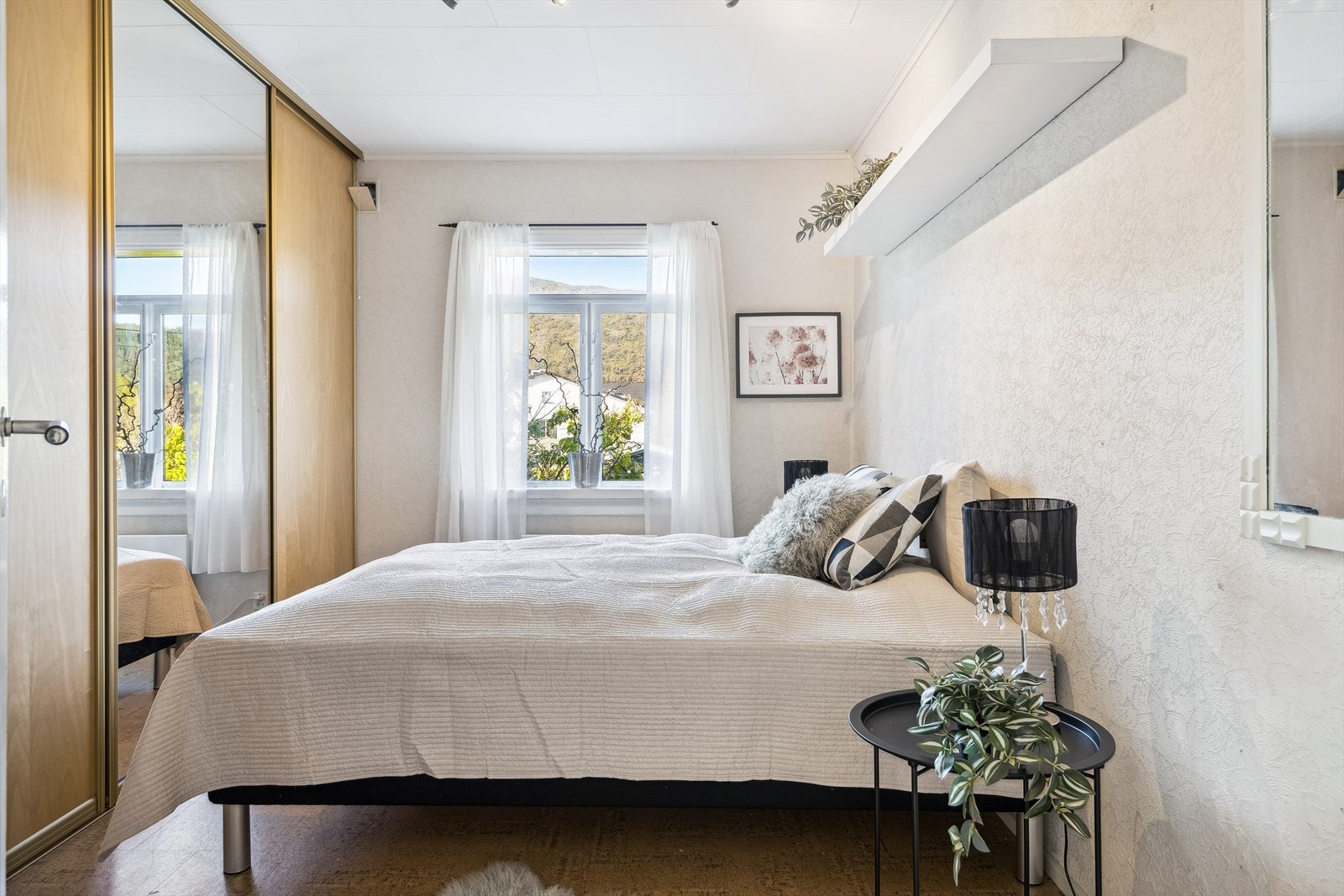 Soverom 3 på 11,8 m² med plass til dobbeltseng, nattbord og skyvedørsgarderobe Galleribilde