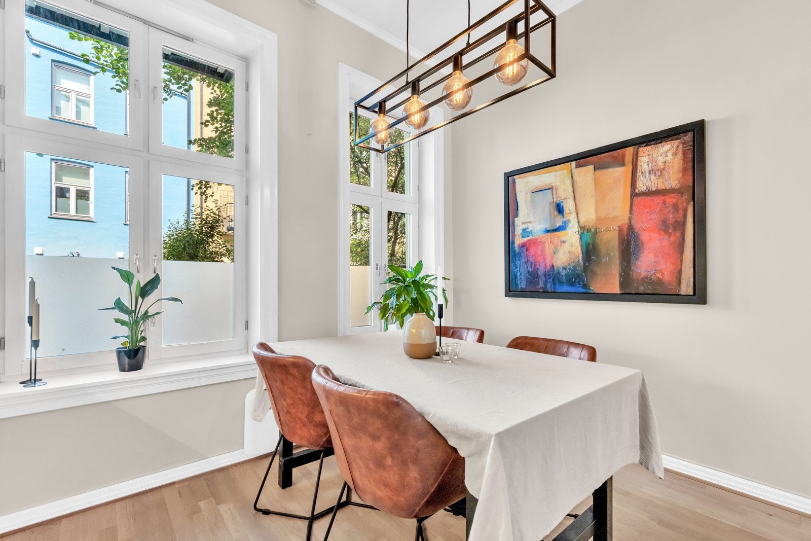 På kjøkkenet er det fin plass til spisegruppe. Kjøkkenet vender inn mot bakgården. Galleribilde