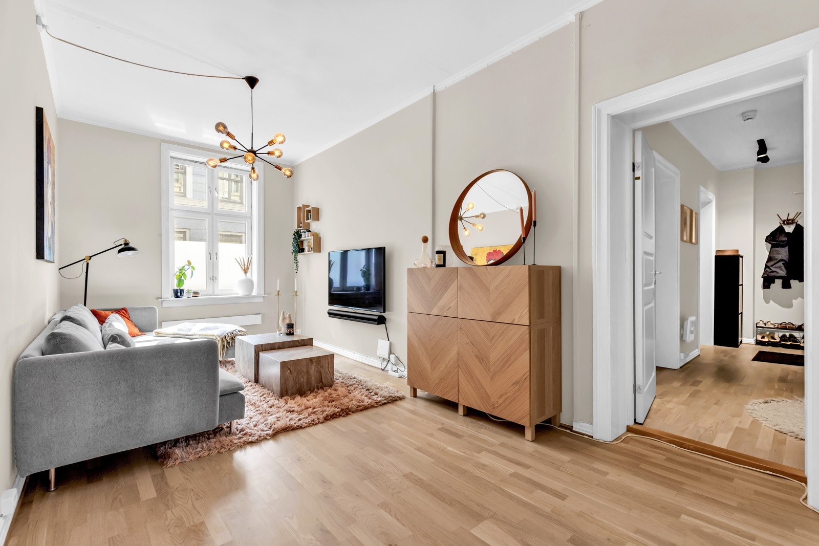 Romslig stue malt i tidsriktige farger. Galleribilde