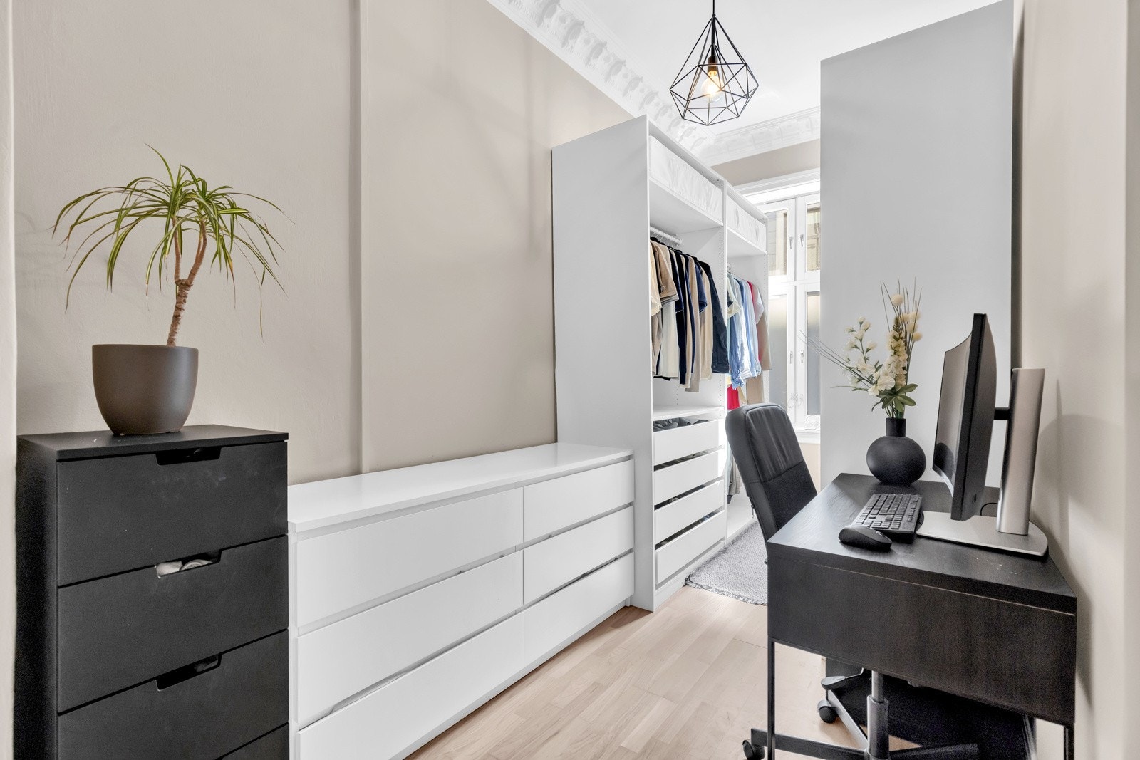 Soverom II er i dag innredet som garderoberom / hjemmekontor. Galleribilde