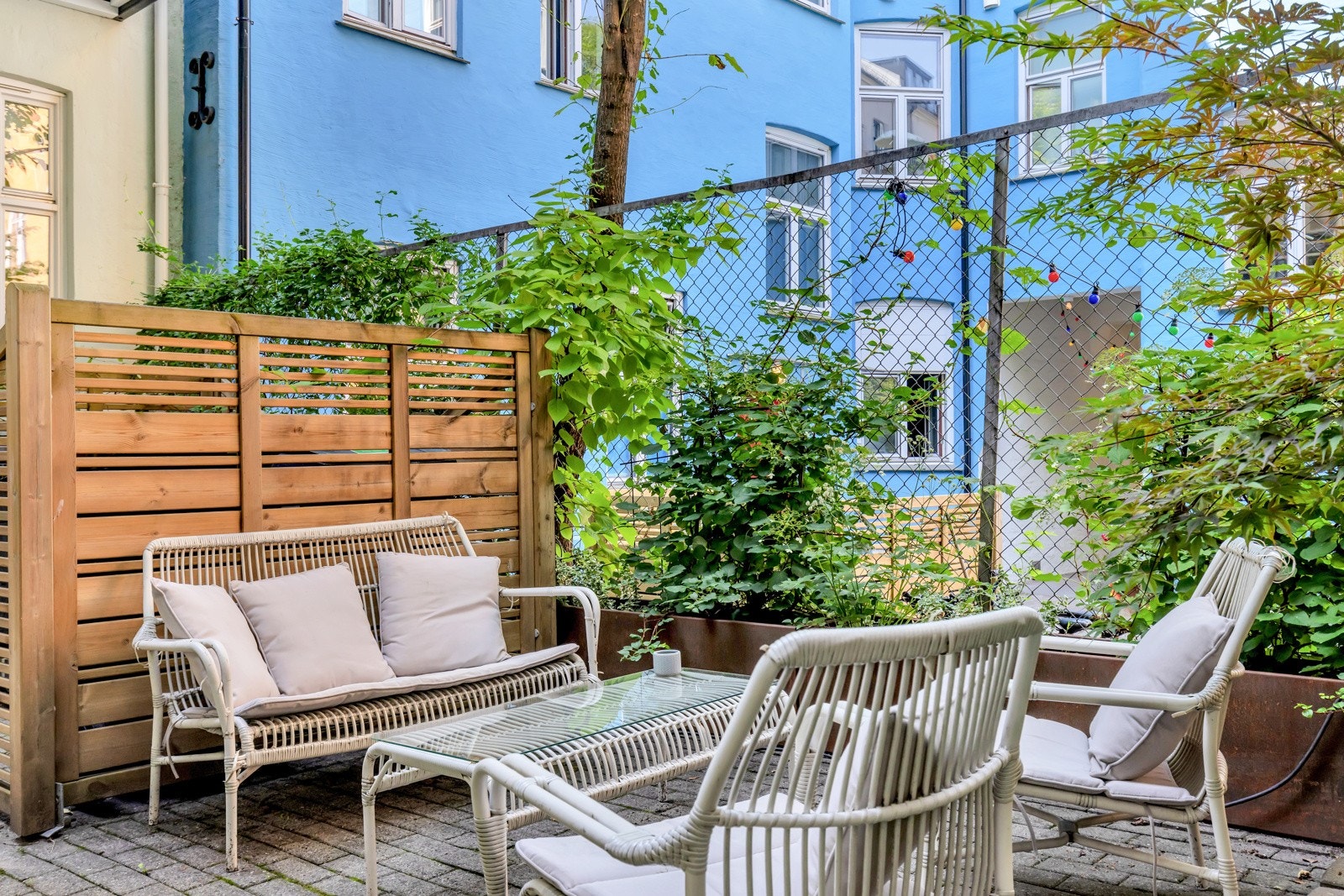 Koselig bakgård med felles møblement og beplantning. Galleribilde