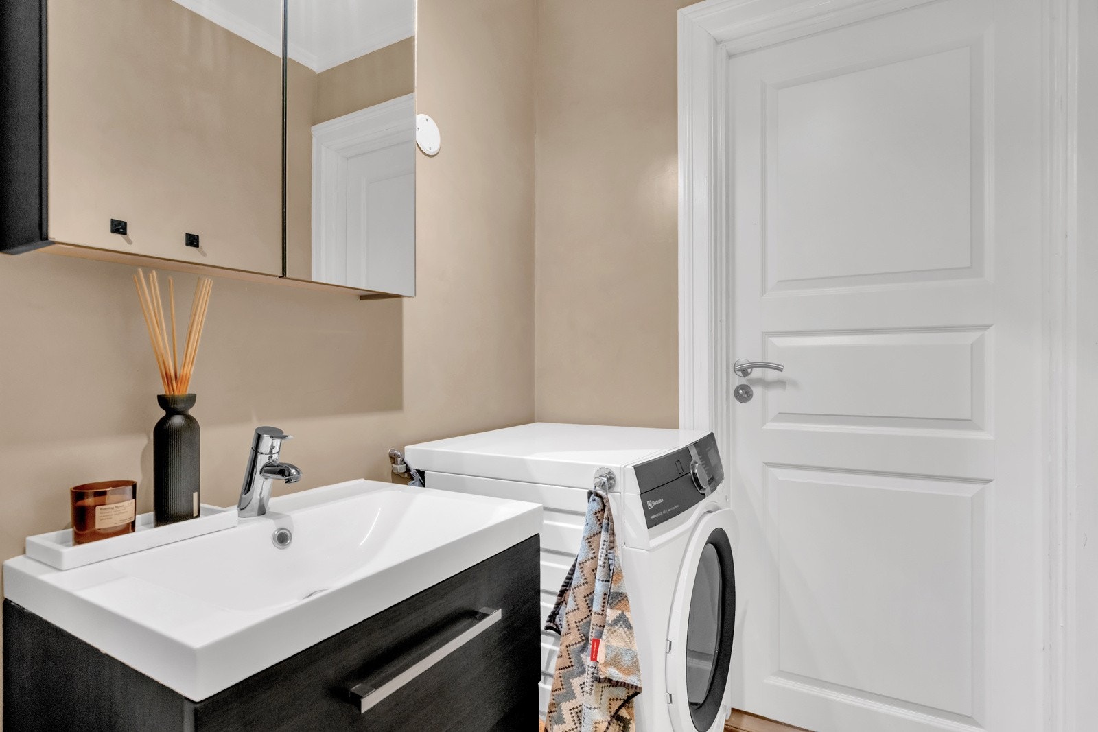 På vegger og gulv er det mikrosement fra 2023. Opplegg for vaskemaskin / tørketrommel. Galleribilde