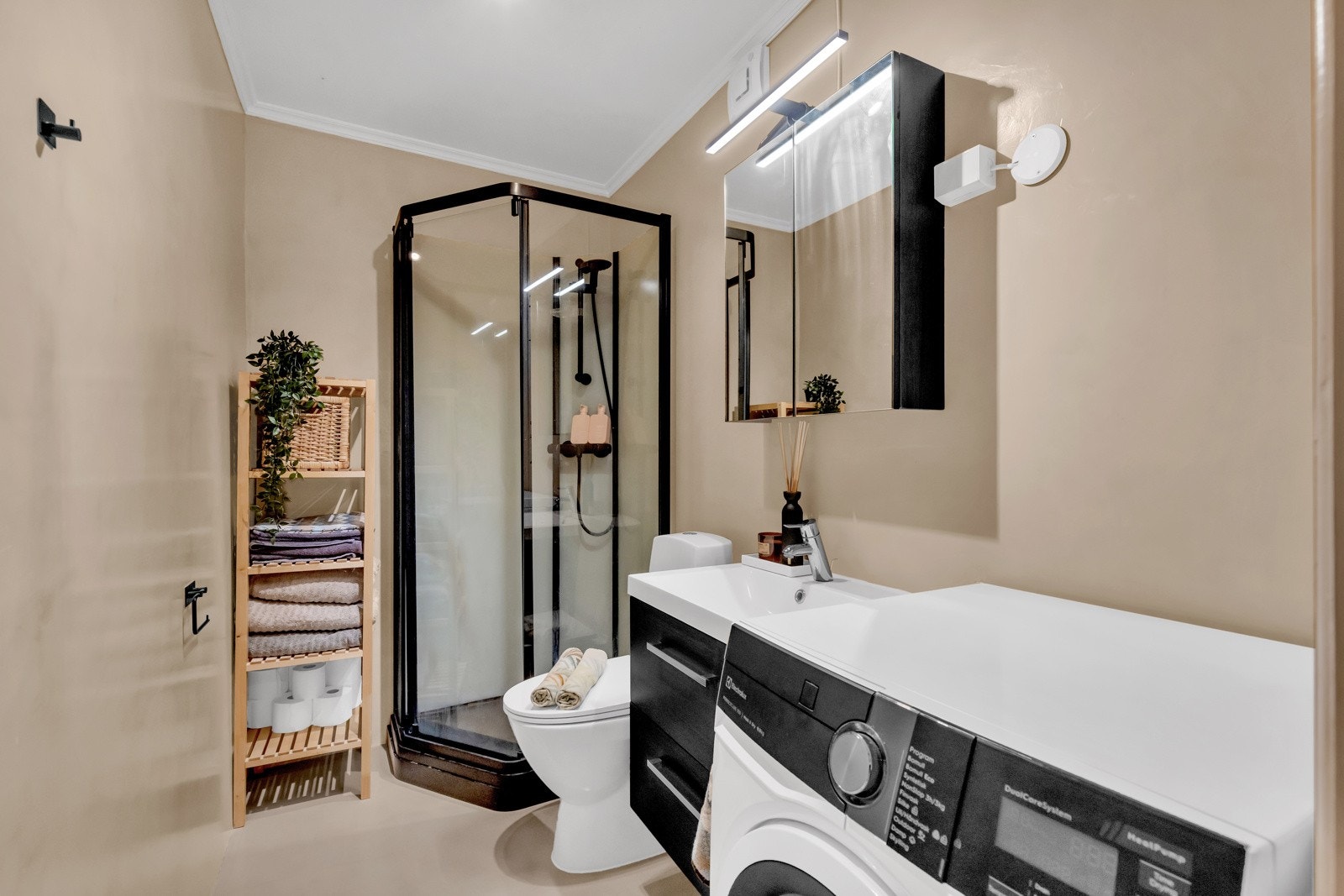 Badet er oppgradert med nytt dusjkabinett, ny wc og nytt lys over speilskapet i 2023. Galleribilde