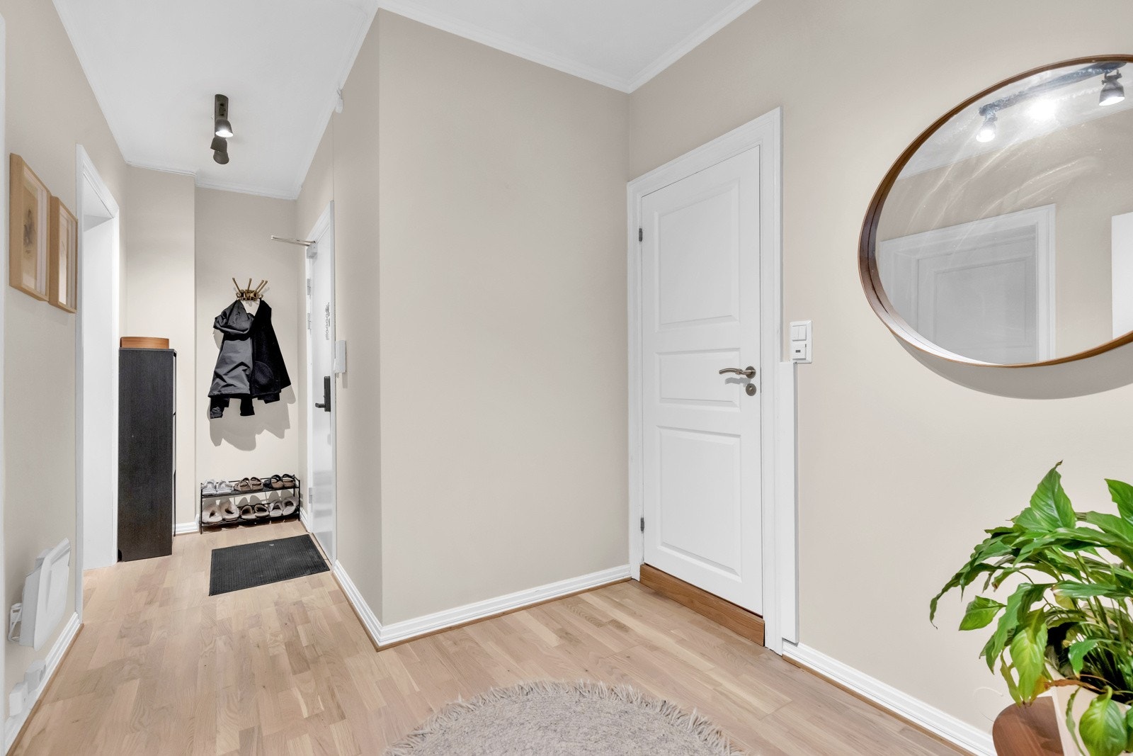 Lys entre med plass til kommode/ skap e.l. Galleribilde