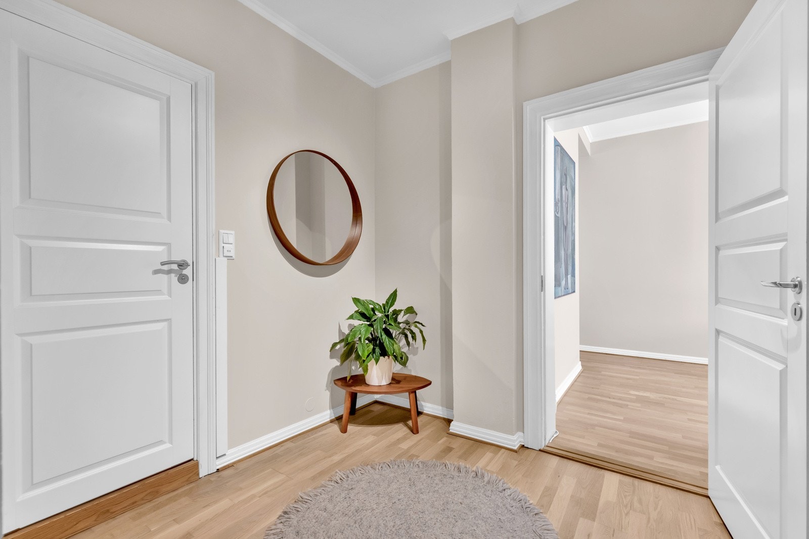 Fra gangen har du inngang videre til begge soverommene, badet og stuen. Galleribilde