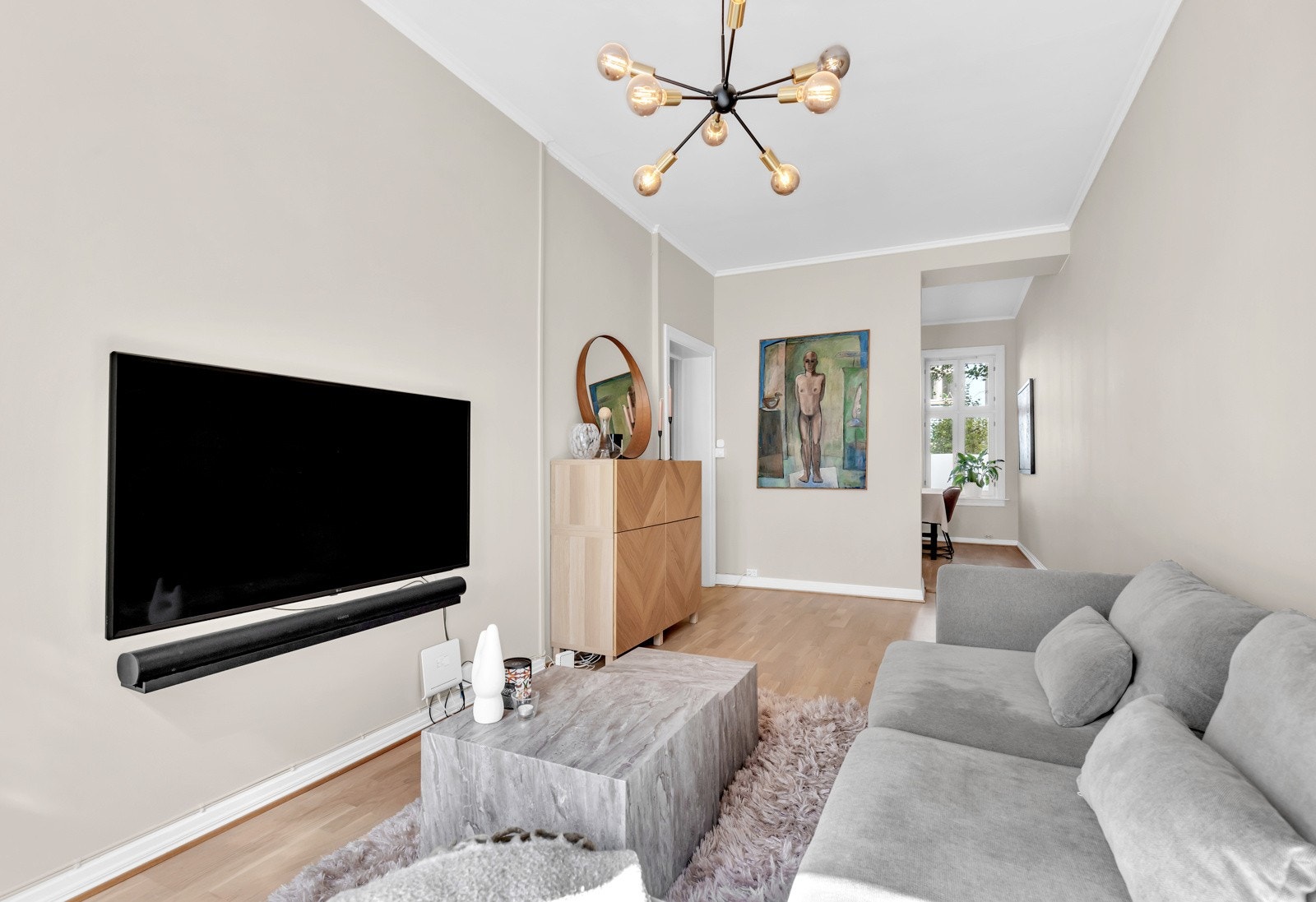 Stue og kjøkken er i delvis åpen løsning i et rom som strekker seg gjennom hele bygget. Galleribilde