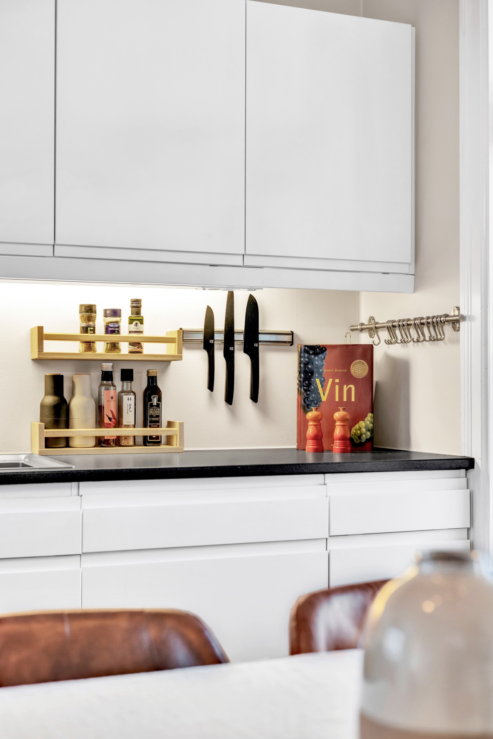 Kjøkkeninnredning fra 2015 med integrerte stekeovn, induksjonstopp og oppvaskmaskin. Galleribilde