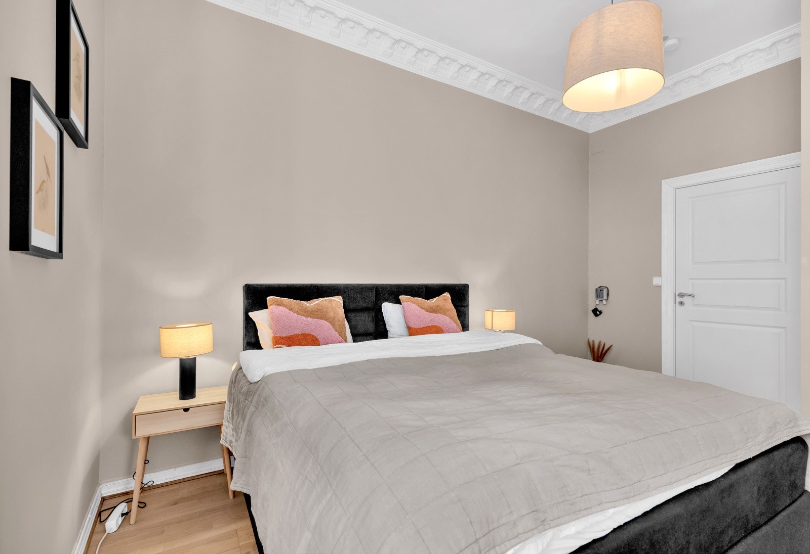 Stukkaturen på soverommet bidrar til å sette det klasisske preget på leiligheten. Galleribilde