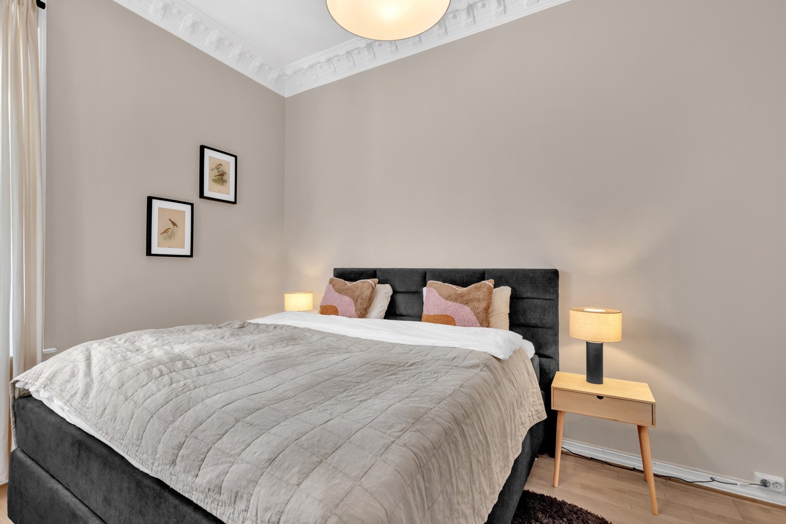 Hovedsoverommet er av god størrelse, og er i dag innredet med dobbeltseng, nattbord og kommode. Galleribilde