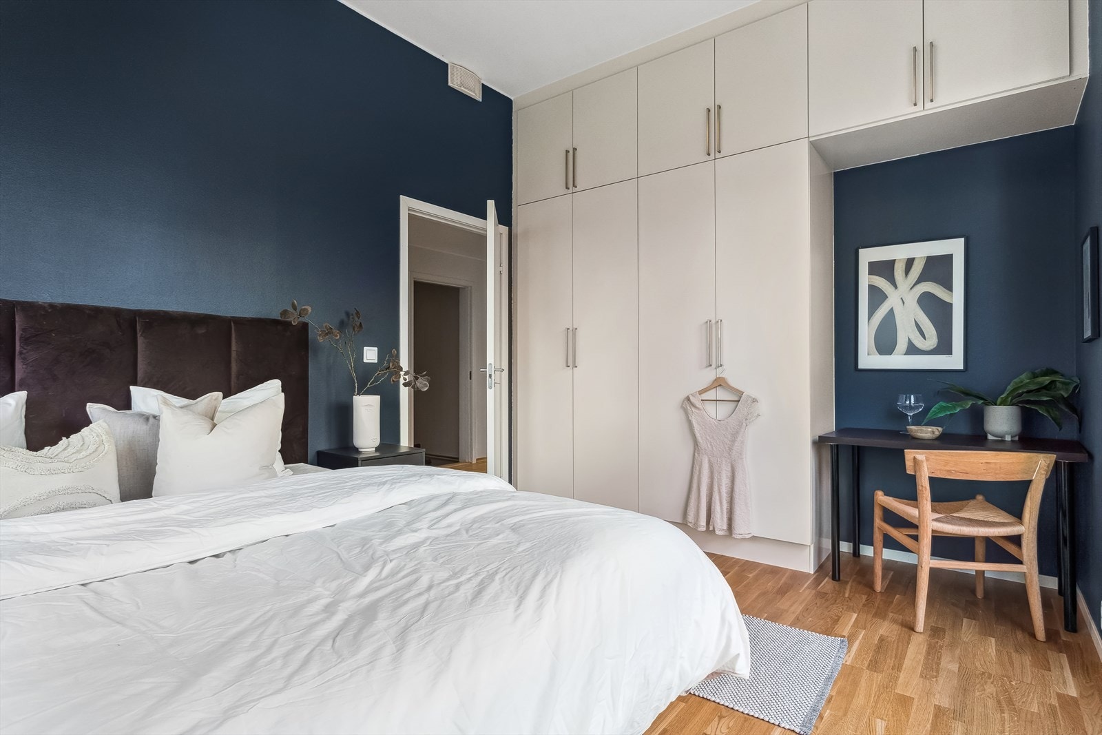 Hovedsoverommet er romslig med god plass til dobbeltseng og plassbygd garderobe. Galleribilde