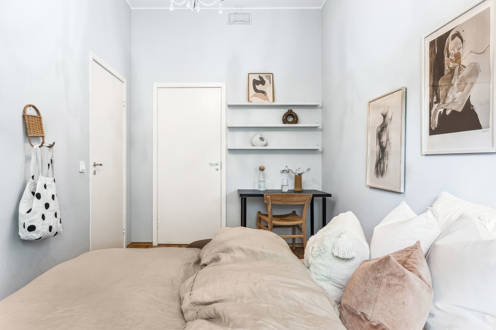 Soverommet har tilgang til walk-in/bod. Galleribilde