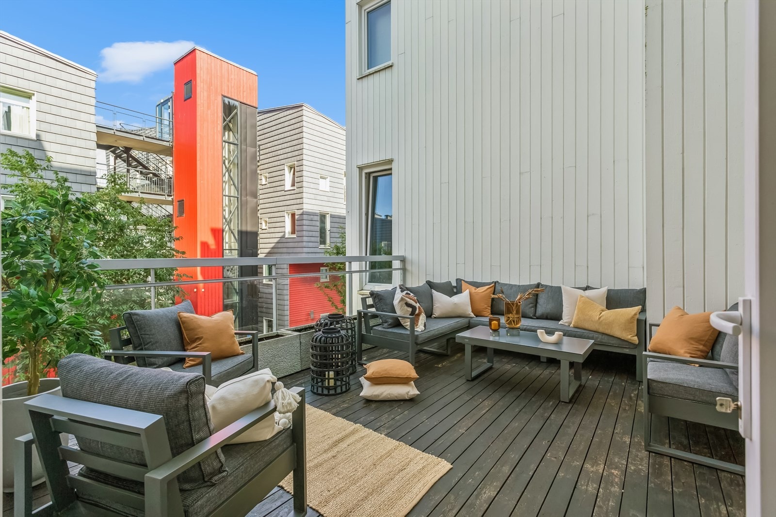 Leiligheten har en fantastisk terrasse på 19m² med god plass til diverse utemøbler - En hyggelig plass å nyte lange dager og kvelder. Galleribilde