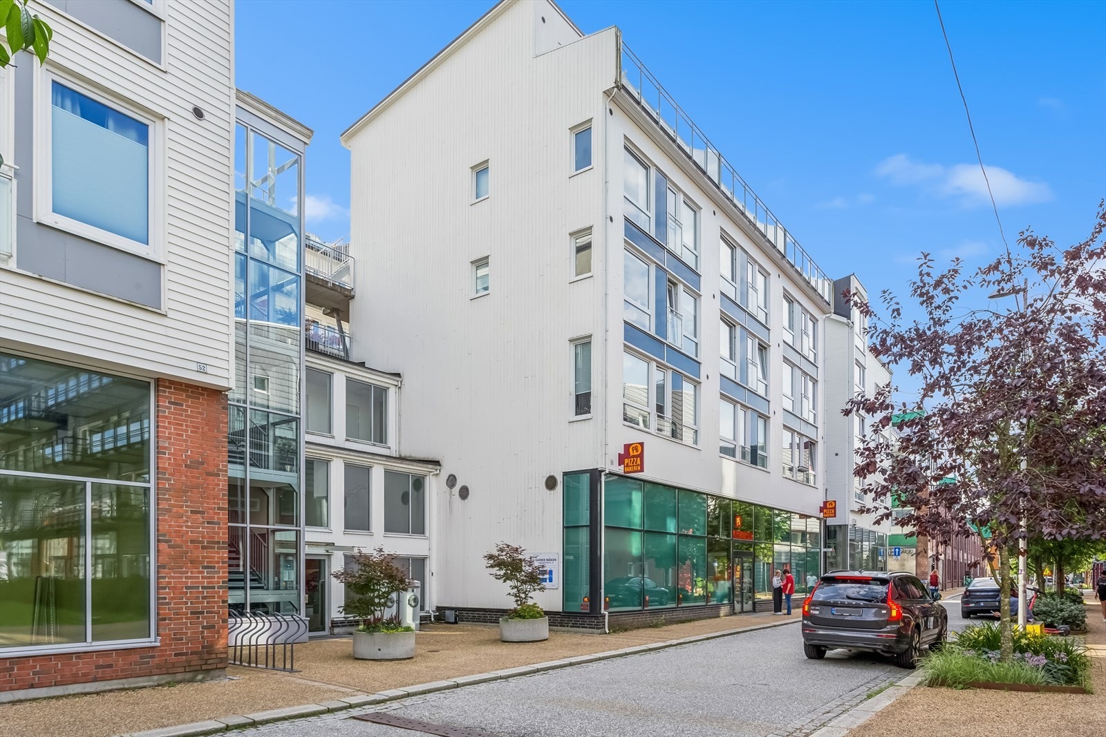 I gangavstand har du nærbutikker som Rema 1000 og Kiwi.. Her finner du restauranter som pizzabakeren, Sumo, Aster, Royal Doner med mer. Galleribilde
