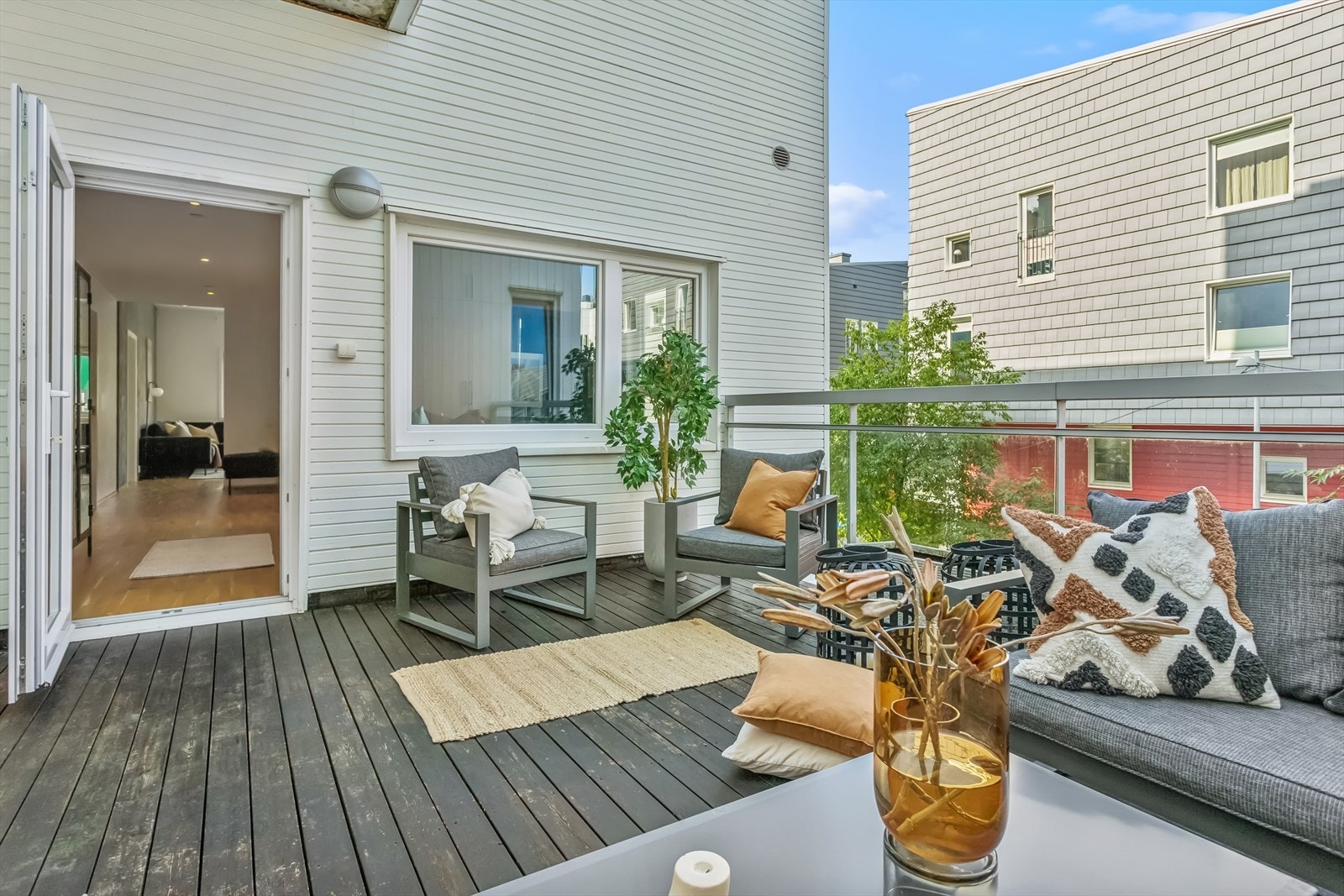 Terrassen har en praktisk utgang fra stue. Galleribilde