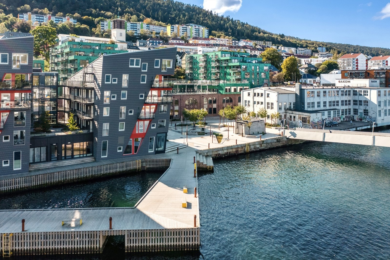 Rett utenfor leilighetsbygget har du en populær badeplass. Galleribilde