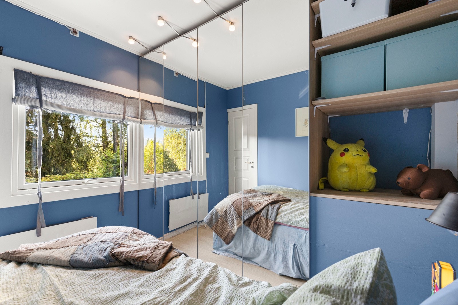 Soverommet vender, slik som leiligheten i sin helhet, ut mot baksiden av bygget, med nydelig utsyn. Varmtvannsberederen er bygget inn i innredningen ved siden av skapene og har tilkoblet waterguard. Galleribilde