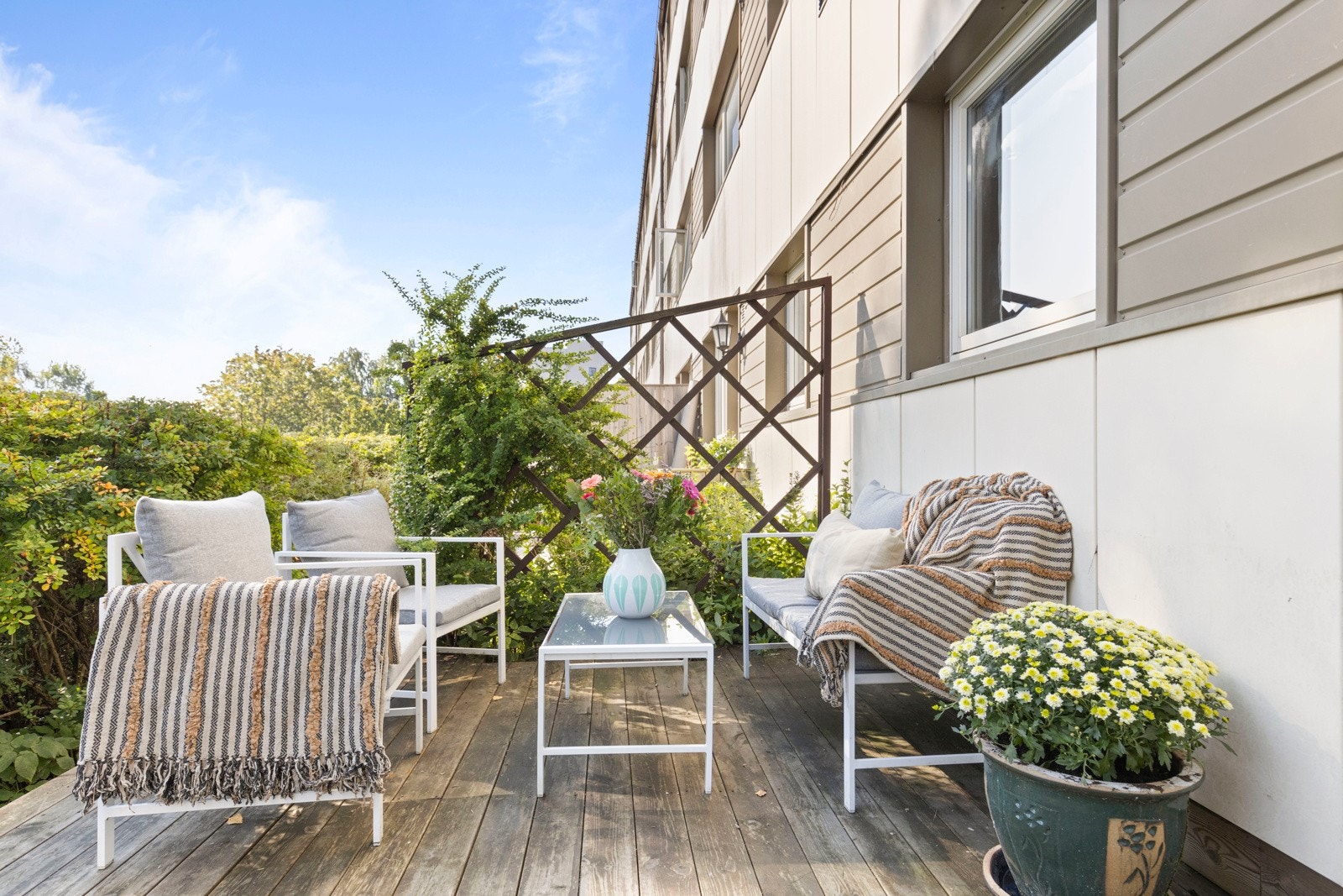 Stor terrasse med morgen/formiddagssol på ca. 10,5 kvm, samt en liten hageflekk. Galleribilde