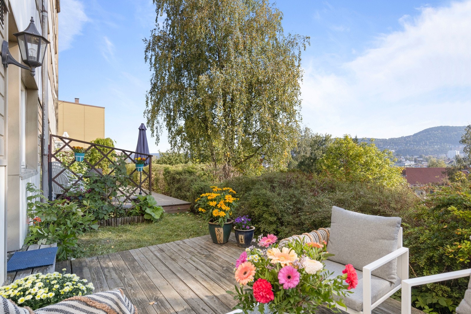 Terrassen er på hele 11 kvm og har også en liten gressflekk med bringebærbusker og rabarbara- en fantastisk uteplass med et sjeldent utsyn! Galleribilde