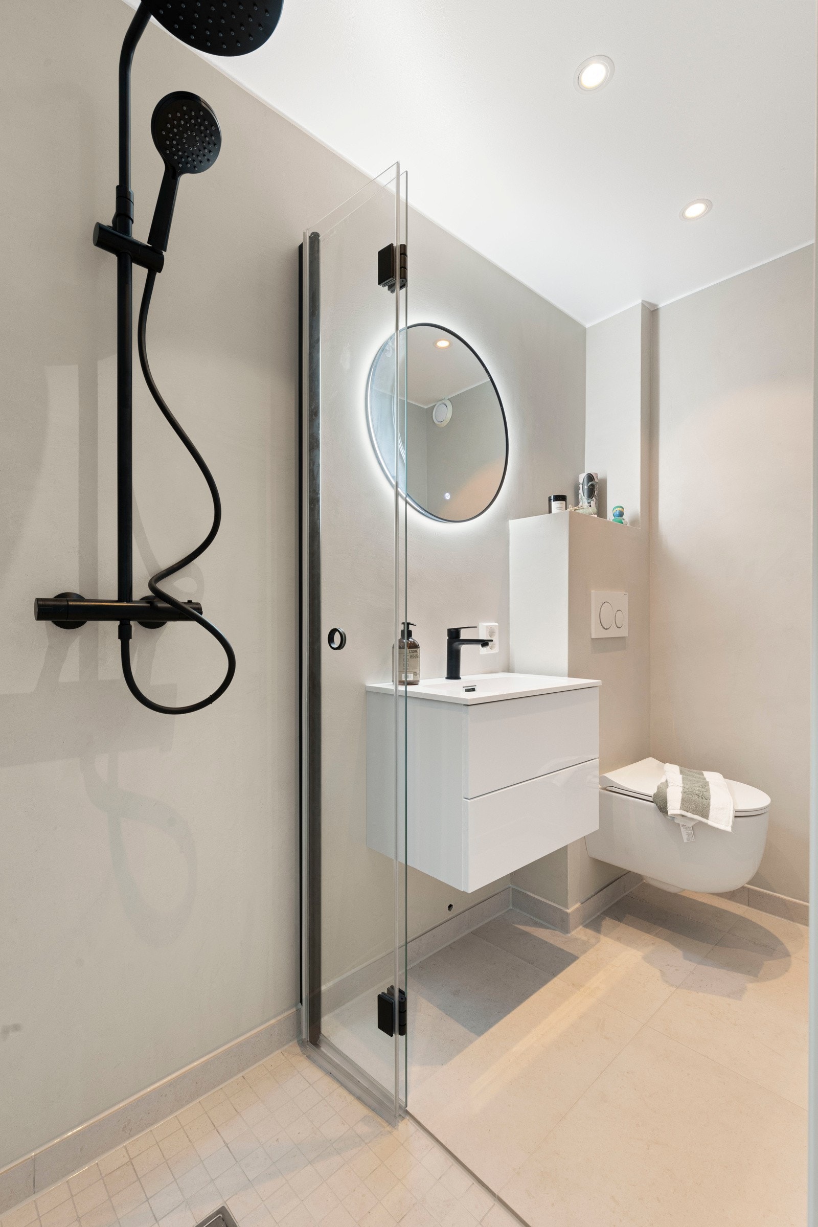 Rålekkert baderom pusset opp i aug/september 2024. Badet er nytt med nye fliser, mikrosement, nye varmekabler/el, membran, sluk, innredning og armatur og fremstår meget delikat. Galleribilde