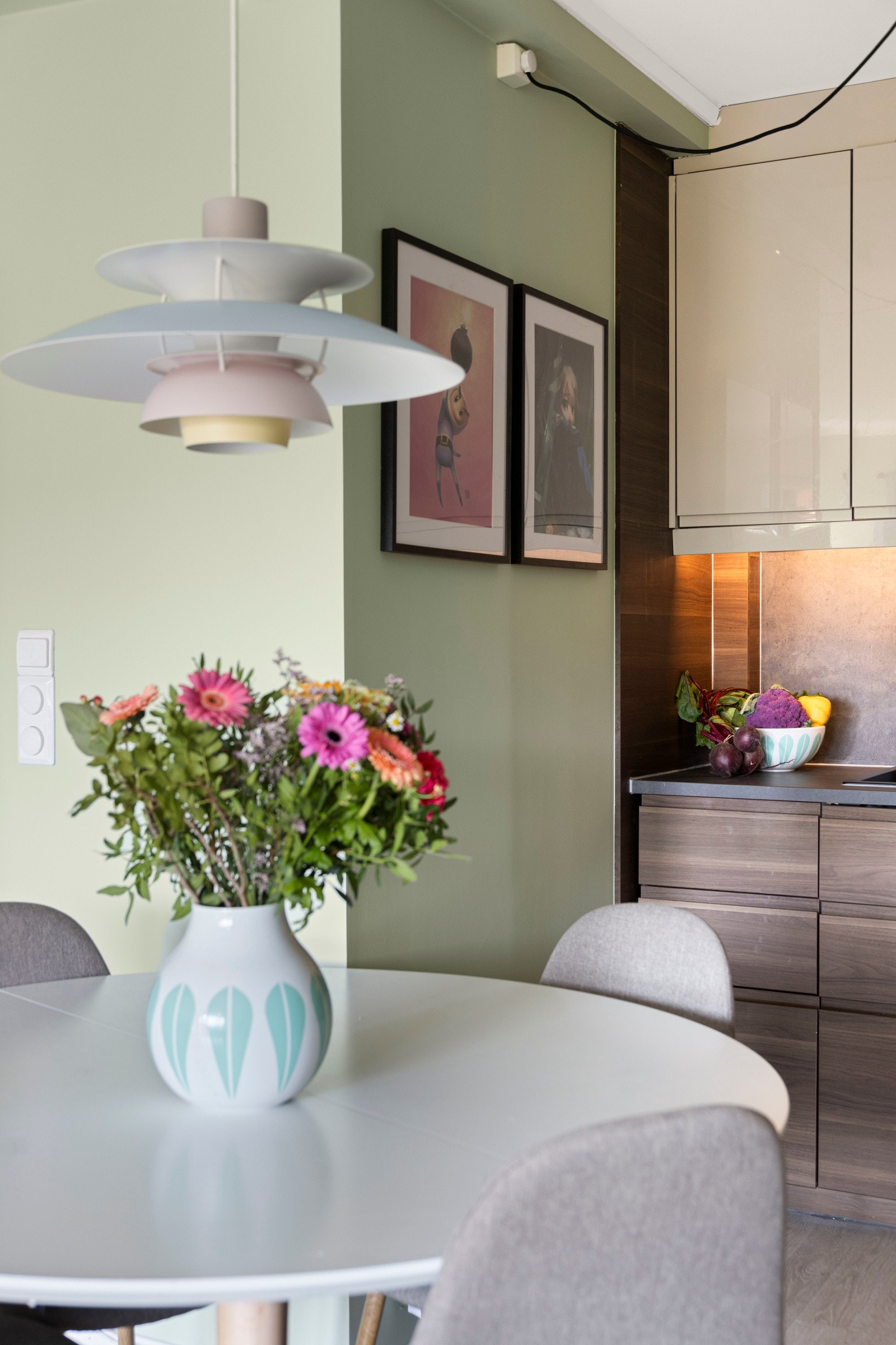 Opprinnelig var kjøkkenet på nåværende soverom, og eier har i 2018 flyttet kjøkkenet ut i stuen for å etablere en åpen kjøkken- og stueløsning. Galleribilde