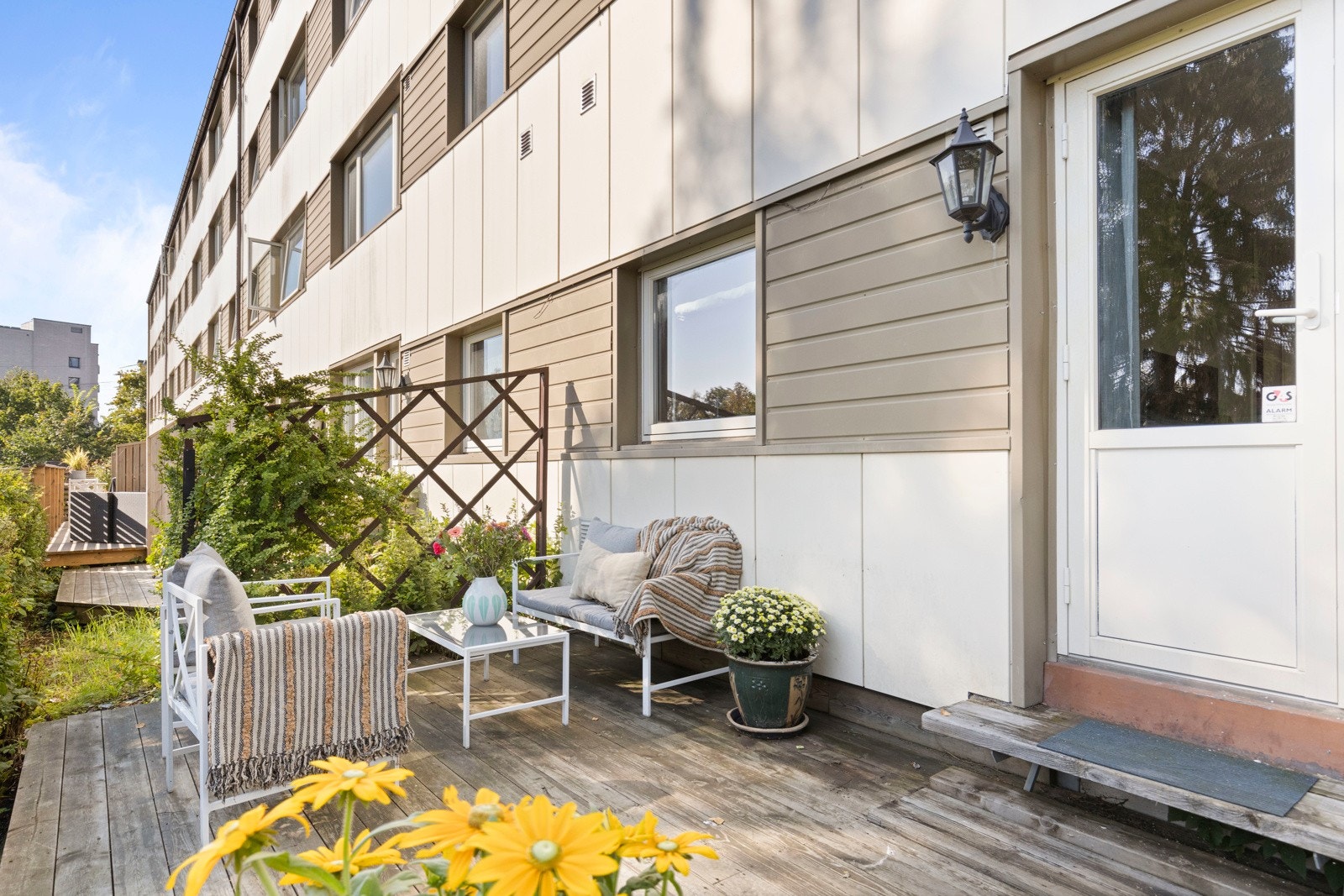 Flere leiligheter har etablert platting over hele arealet utenfor boligen, dog dette må søkes om og gjøres ihht. reglene i borettslaget. Galleribilde