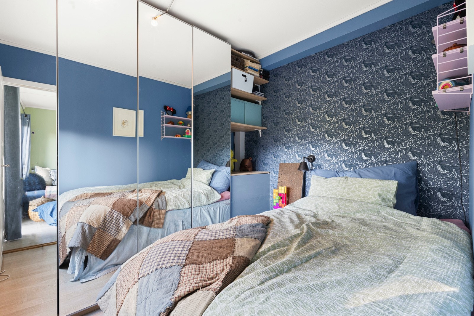 Soverommet er på ca. 6,6 kvm og har plass til dobbeltseng og stor garderoberekke med speilfronter. Galleribilde