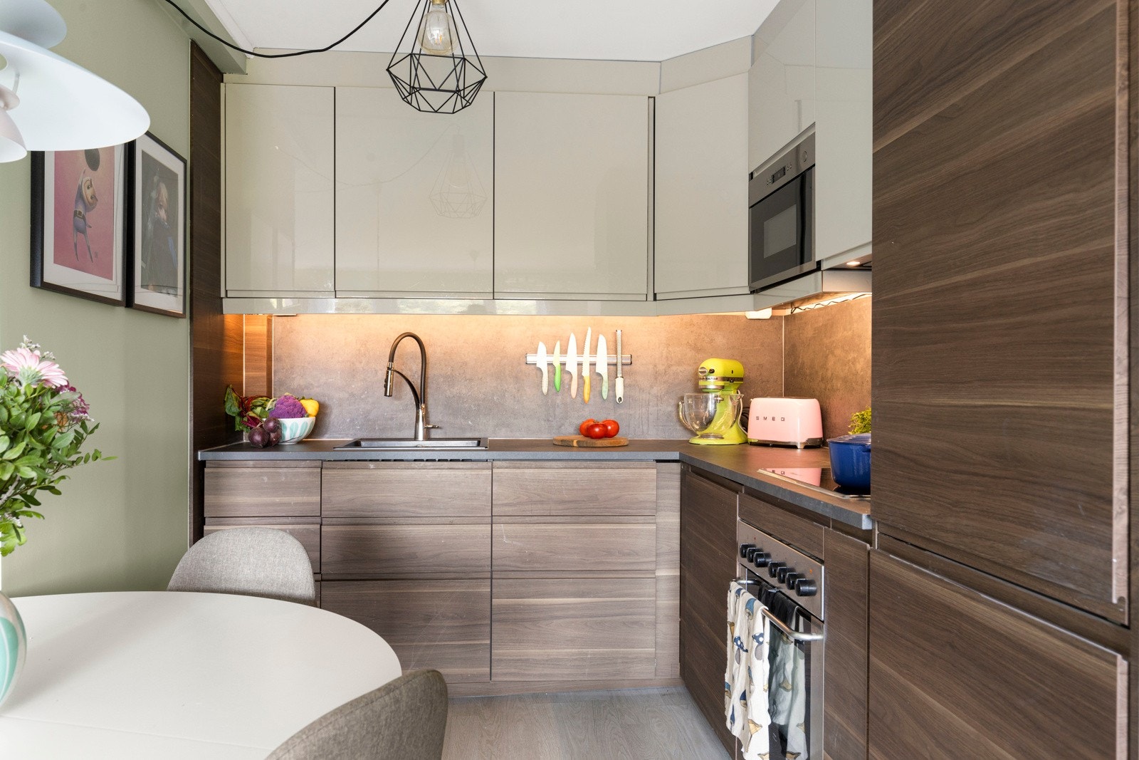 Lekker kjøkkeninnredning fra 2018. Kjøkkenet byr på rikelig med skap- og benkeplass og benkeplate av laminat, samt laminatplate på vegg over benk. Galleribilde