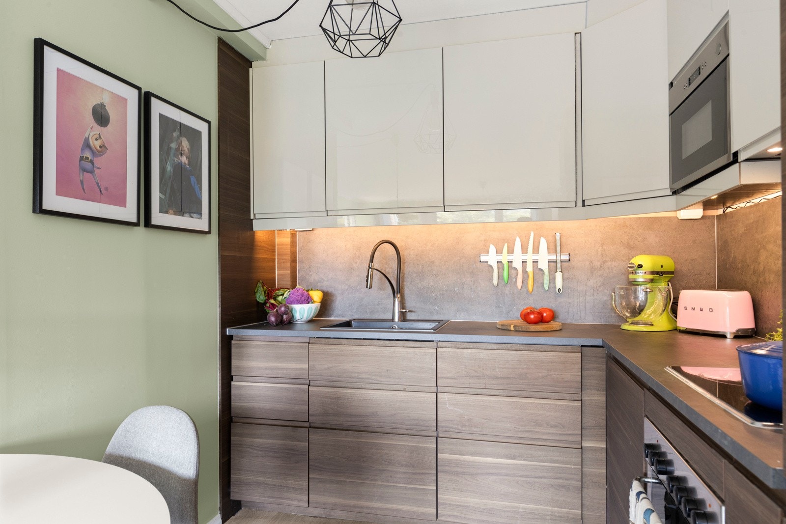 . Integrert i innredningen er kjøleskap og fryser, platetopp, komfyr, mikro og oppvaskmaskin. Ventilator med kullfilter Galleribilde