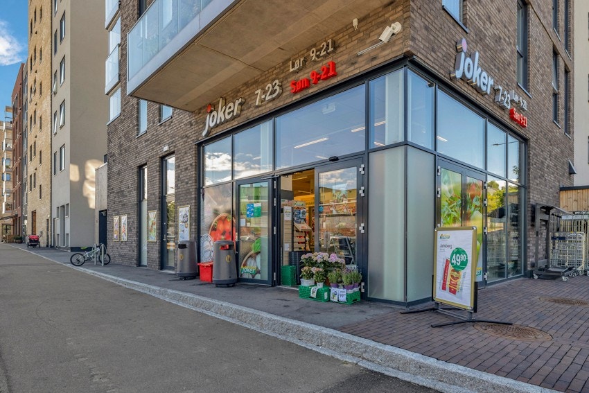 Søndagsåpen Joker i Frysjaparken ligger en liten spasertur fra leiligheten. Det er Rema 1000 i Maridalsveien samt Meny også i Frysjaparken. Galleribilde