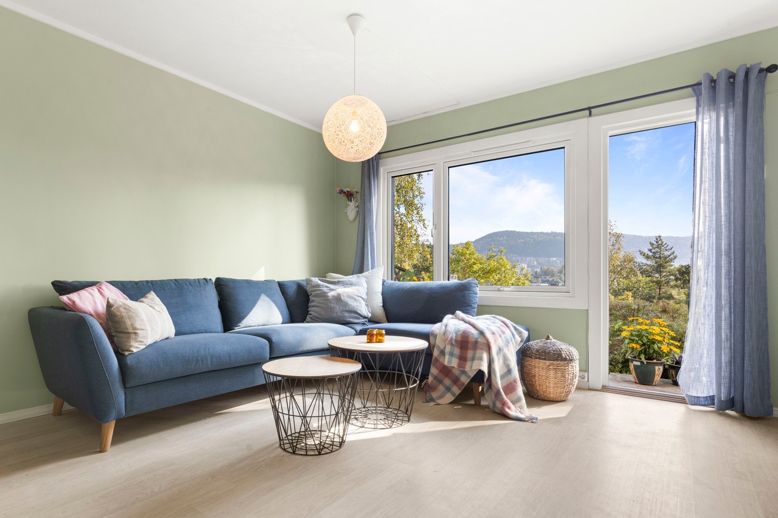 Fra stuen er det utgang til en fantastisk uteplass. Galleribilde