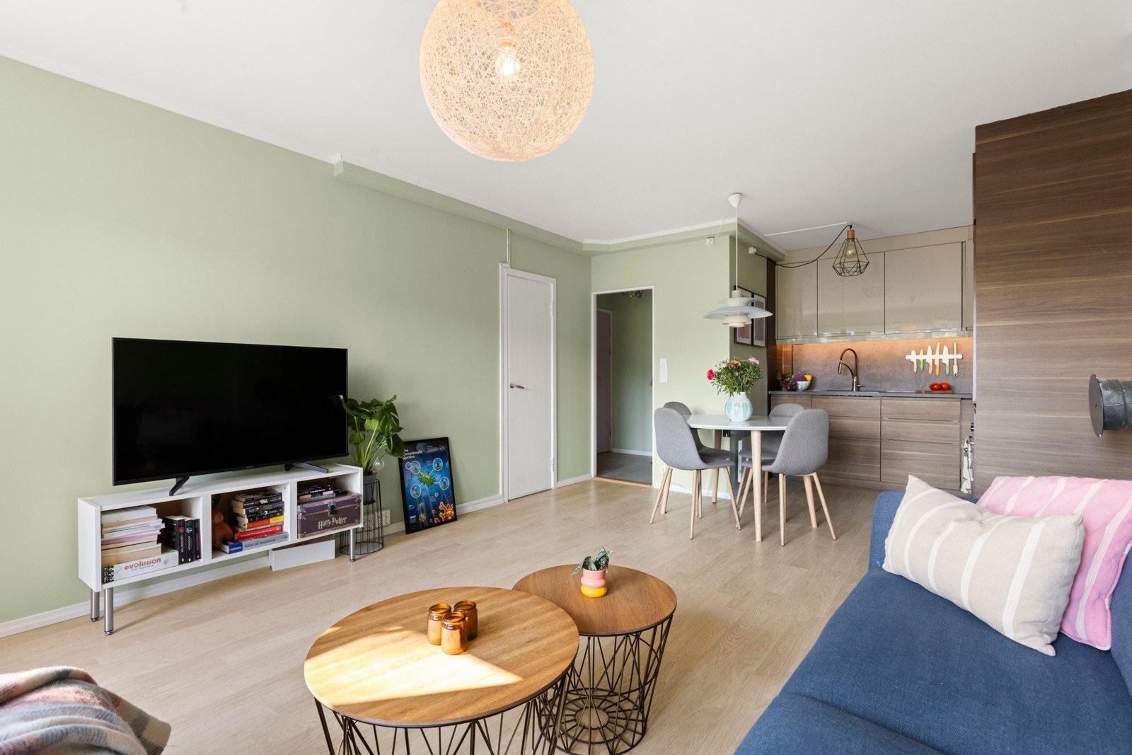 Det har tidligere vært peis i stuen, og det kan være mulig å sette inn peis dersom man ønsker, dog megler kan ikke garantere for at dette lar seg gjøre. Galleribilde